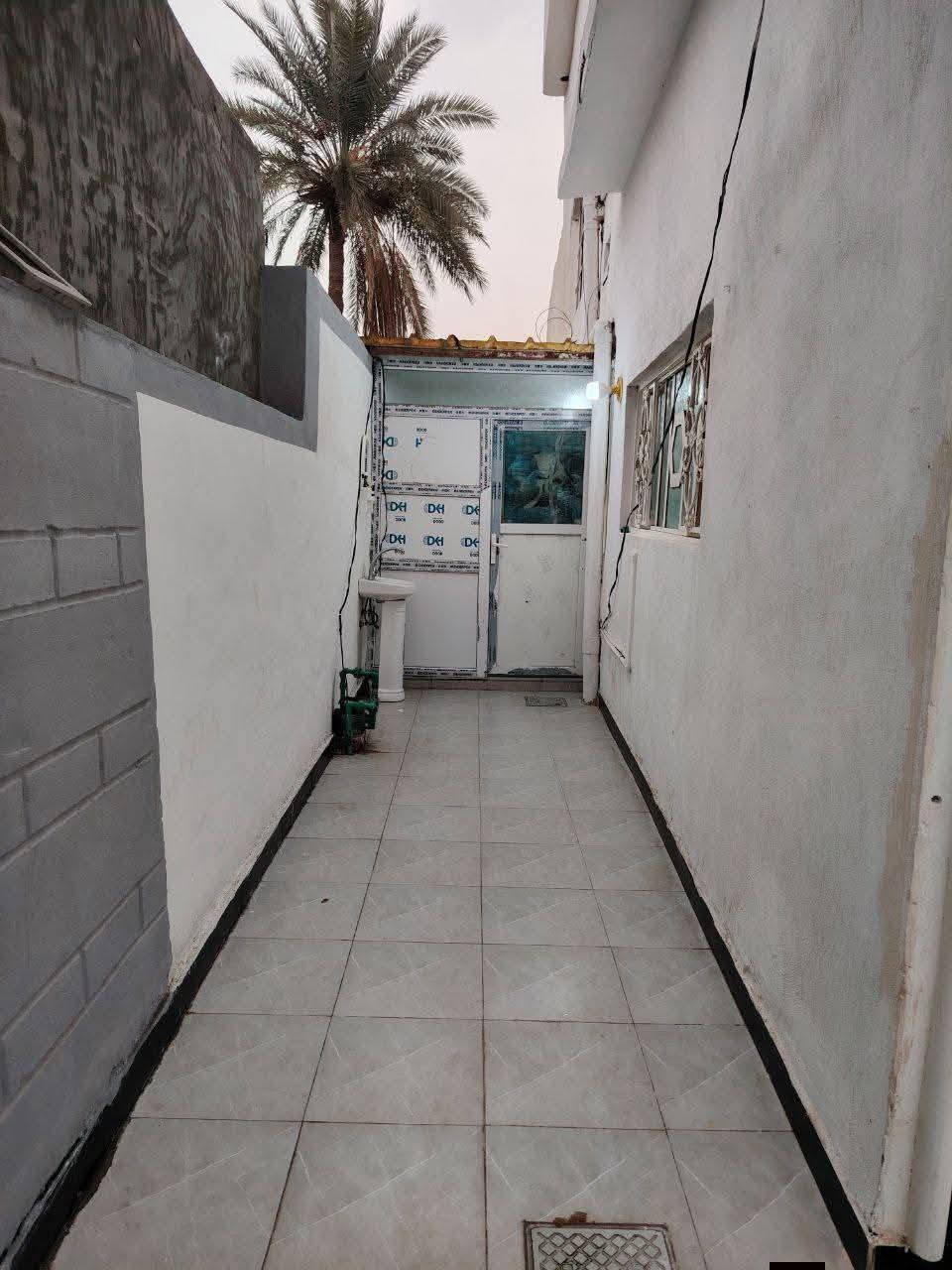 السلام عليكم.... دار للبيع.... المساحه 320 م
طابو زراعي سند 25 طابقين

الطابق الاول يحتوي على استقبال ومطبخ وكلدور وغرفتين 

نوم ومجمع صحيات..  وصحيات خارجيه وكراج سياره وحديقه

الطابق الثاني يحتوي على كلدور وغرفتين نوم ومجمع صحيات

موقع الدار#ورديه_داخل قريب على الامام سيد موسى

كافه الخدمات ماء كهرباء مجاري تبليط  الى باب البيت

للاستفسار الاتصال على هذا الرقم ***********
