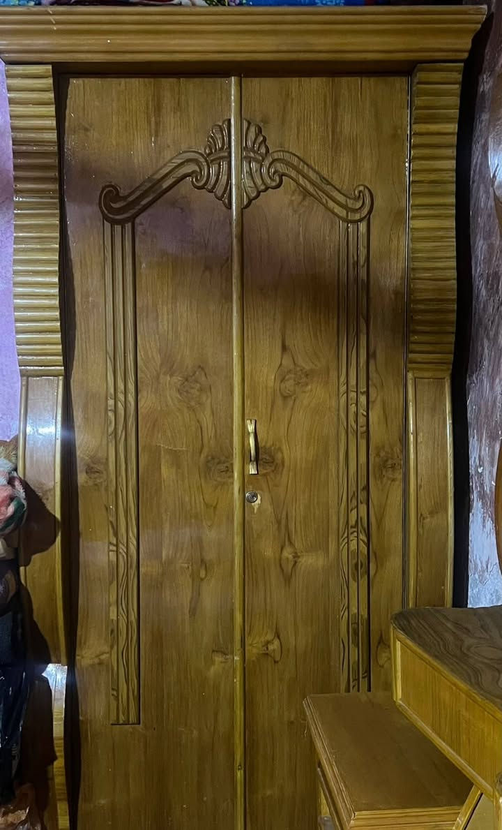 سلام عليكم غرفه خشاب للبيع نضيفه و ما شوف بل صور لغرفه 600 مكاني لبصره لزبير محلت شمال  لي حب تصل ع رقم ***********
