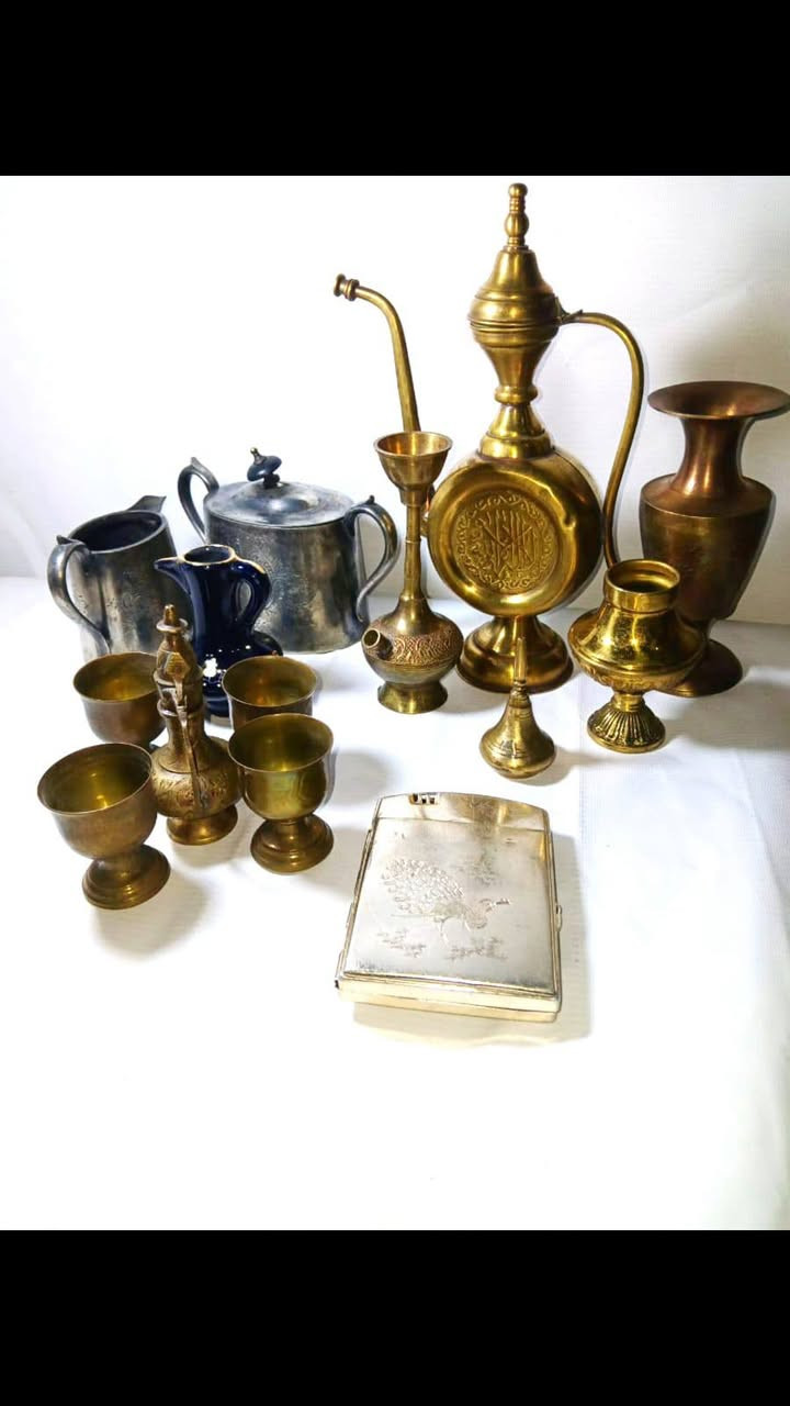 لوط "الزمن الجميل" - تشكيلة أنتيك نادرة وفخمة✨️
​🏺 محتويات اللوط:
​طقم ضيافة نحاسي (Vintage Brass): يشمل "دلة" عربية أصيلة بنقوش يدوية بارزة + 4 كؤوس نحاسية بتعتيق طبيعي ساحر.✨️
​مجموعة المباخر والمزهريات: تشكيلة متنوعة من النحاس الأصفر والأحمر المزخرف بآيات ونقوش إسلامية بديعة.✨️✨️
 القطعة المختومة (الأساس):
​طقم (براد + سكرية) إنجليزي أصلي🇺🇸: قطع ثقيلة وفخمة جداً، بنقوش بارزة وتفاصيل ملكية.✨️✨️✨️
​الدمغة: مختوم بختم المصنع✨️ الإنجليزي بالأسفل (واضح بالصور) لضمان الأصالة والقيمة. 🛡️
​ميني فازة: بورسلين كحلي ملكي "كوبالت" بلمسات ذهبية✨️✨️
​ولاعة "الطاووس": قطعة فنية فضية منقوشة بدقة عالية شغاله بتشرز♻️♻️
السعر [خاص]👌👌


**إذا كنت صاحب هذا الإعلان وتريد حذفه لأي سبب، رجاءا أرسل رسالة إلى الدعم الفني**