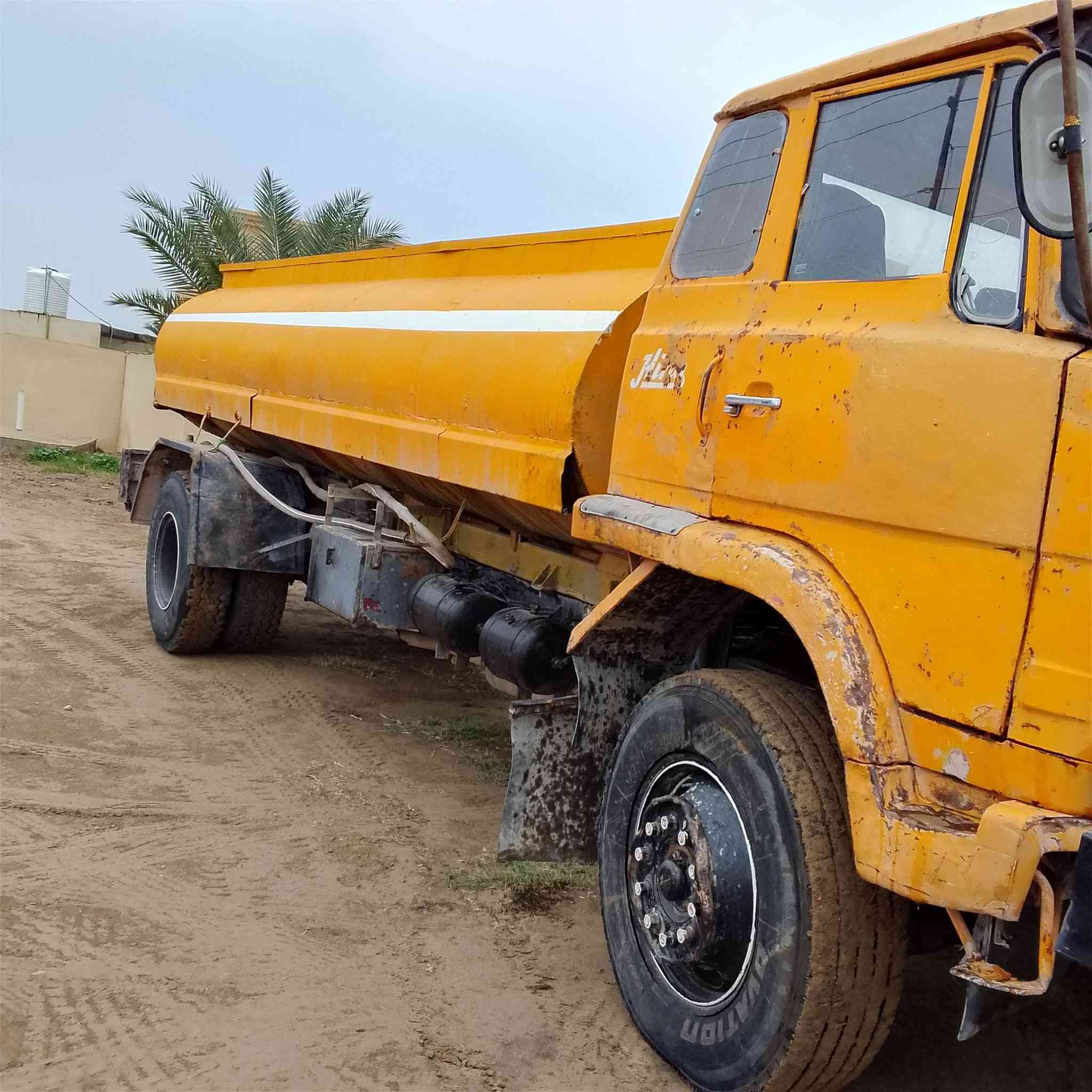 السلام عليكم 
تنگر للبيع موديل 82 رقم بغداد السعر 12 مليون وبي مجال الاتصال ع رقم (***********)
