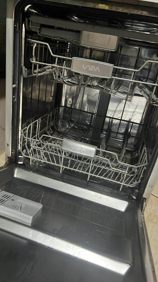 غساله صحون نوع يونيفا  ستانلس ستيل حجم كبير 3 سلات 3مرشات بيه مجموعه برامج تعقيم وتبخير ومنقي الماء شغاله مابيه اي عيب على الفحص 
***********
مكاني 90 سعره 250
