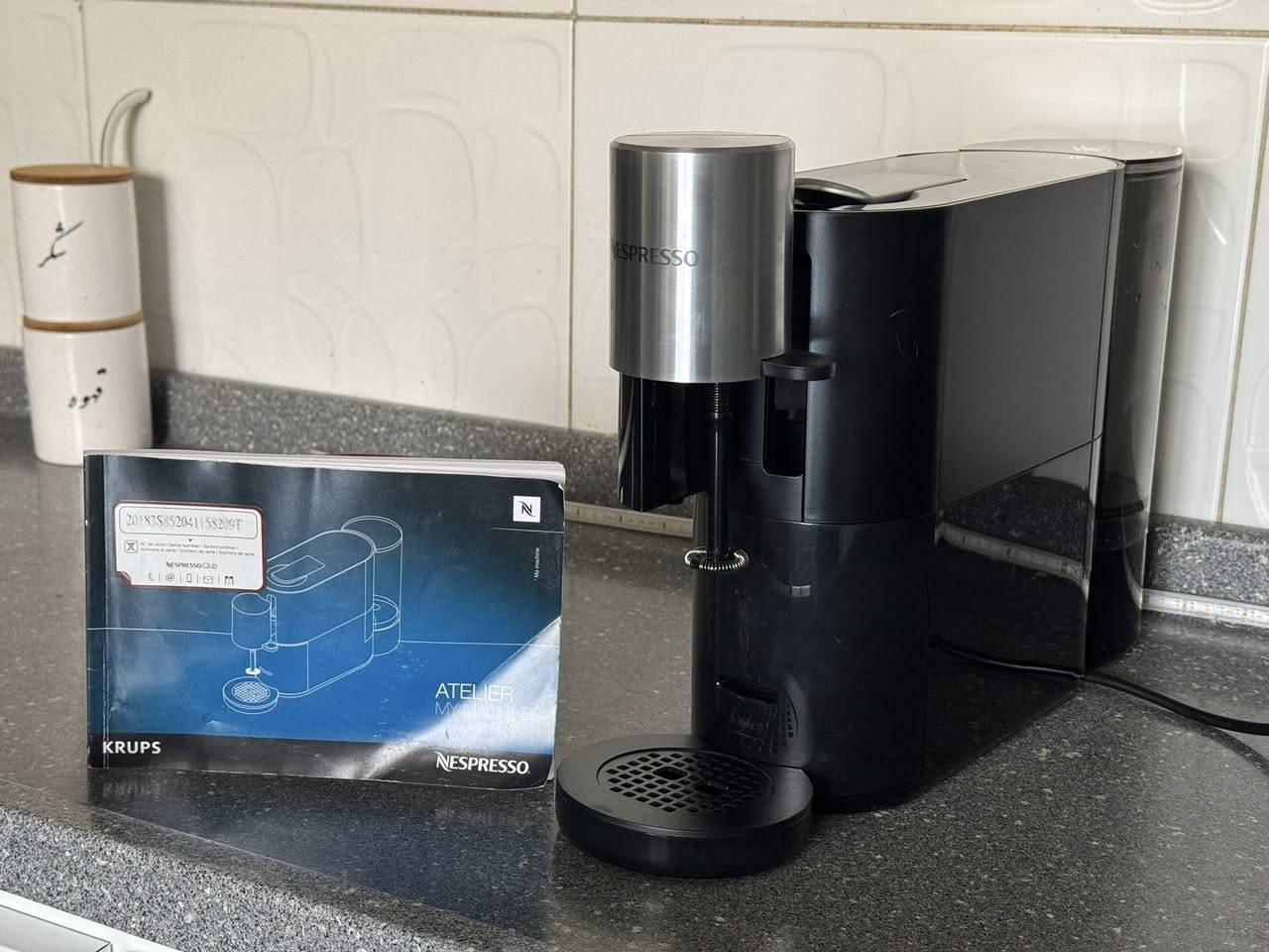 مكينة قهوة ☕️
☕ للبيع: ماكينة قهوة Nespresso Atelier (الأصلية)

(ملاحظة ): المكينة بالة اصلي فرنسي طلعت بدون كارتون و كل غراضها كاملة الكتلوك كاملة .  
لعشاق القهوة المختصة والـ Latte Art، الماكينة الأذكى من نسبريسو اللي تسوي قهوتك بلمسة زر وحدة!
✨ أهم المواصفات والمميزات:
• نظام رغوة الحليب المباشر: الماكينة بيها "خفاقة" مدمجة تخفق الحليب مباشرة بداخل الكوب (حار أو بارد)، يعني ما تحتاج جهاز (Aeroccino) خارجي.
• تنوع المشروبات: تكدر تسوي (Ristretto, Espresso, Lungo, Cappuccino, Latte Macchiato, Flat White) وحتى الـ Iced Frappé والقهوة المثلجة.
• تدعم الحليب النباتي: الماكينة مصممة حتى تضبط رغوة حليب اللوز، الصويا، والشوفان بكفاءة عالية.
• سهولة التنظيف: الخفاقة تنفصل بسهولة وتغسلها، والماكينة بيها نظام تنبيه للتنظيف والترسبات.
• تصميم أنيق وعصري: تصميم نحيف (Slim) ما ياخذ مساحة بالمطبخ وشكله جداً فخم.
• ضغط 19 بار: لضمان استخلاص القهوة مع "كريمة" غنية ومثالية.
📋 الحالة:
• الماكينة نظيفة جداً بنظافة 98‎%‎ (مثل ما موضح بالفيديو و الصور).
• كاملة مع الكتالوج الخاص بيها.
📍 الموقع: [الموصل / الجانب الايمن ] لا يوجد توصيل ❌ تجي للبيت تشوفها و تشغلها و تستخدمها وإذا غير الكلام و النظافة و الترتيب مالها كروتك على حسابي 

💰 السعر: [ 150 الف] قفل بدون عمولة أو (للاستفسار مراسلة الخاص) حياكم الله ❤️


**إذا كنت صاحب هذا الإعلان وتريد حذفه لأي سبب، رجاءا أرسل رسالة إلى الدعم الفني**