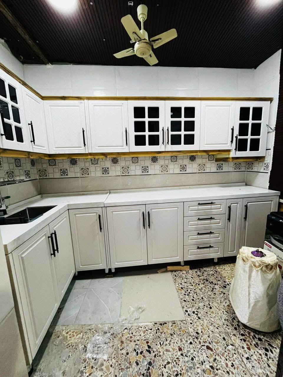✨ مطابخ كاونترات  تفصال حسب الطلب ✨

✅ هيكل ألمنيوم تركي قوي ومتين
✅ أبواب خشب GDF
✅ بليت سماكة 1 ملم
✅ ظهر الكاونتر بليت 0.5 ملم
✅ حشوة داخلية خشب
✅ سطح كوارتز أصلي طبيعي بجودة عالية

💰 السعر: المتر الطولي 550 ألف دينار فقط

📍 التنفيذ بدقة وضمان 10 سنوات
داخل بغداد فقط يشمل الشد والنقل مجانا 

فقط اخذ القياسات يكلف 25 الف اجور المهندس الدفع اجباري  قبل التفصال


**إذا كنت صاحب هذا الإعلان وتريد حذفه لأي سبب، رجاءا أرسل رسالة إلى الدعم الفني**