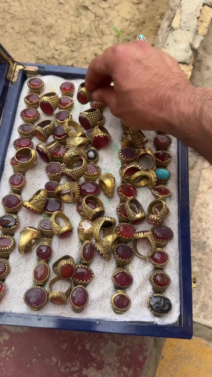 يالله السلام عليكم شباب خواتم نحاس درجة اوله الييع جمله ب7 الف الخاتم 81 خاتم. سعر جمله567 الف شلع وات ساب رقمي‭0776 592 8747‬
