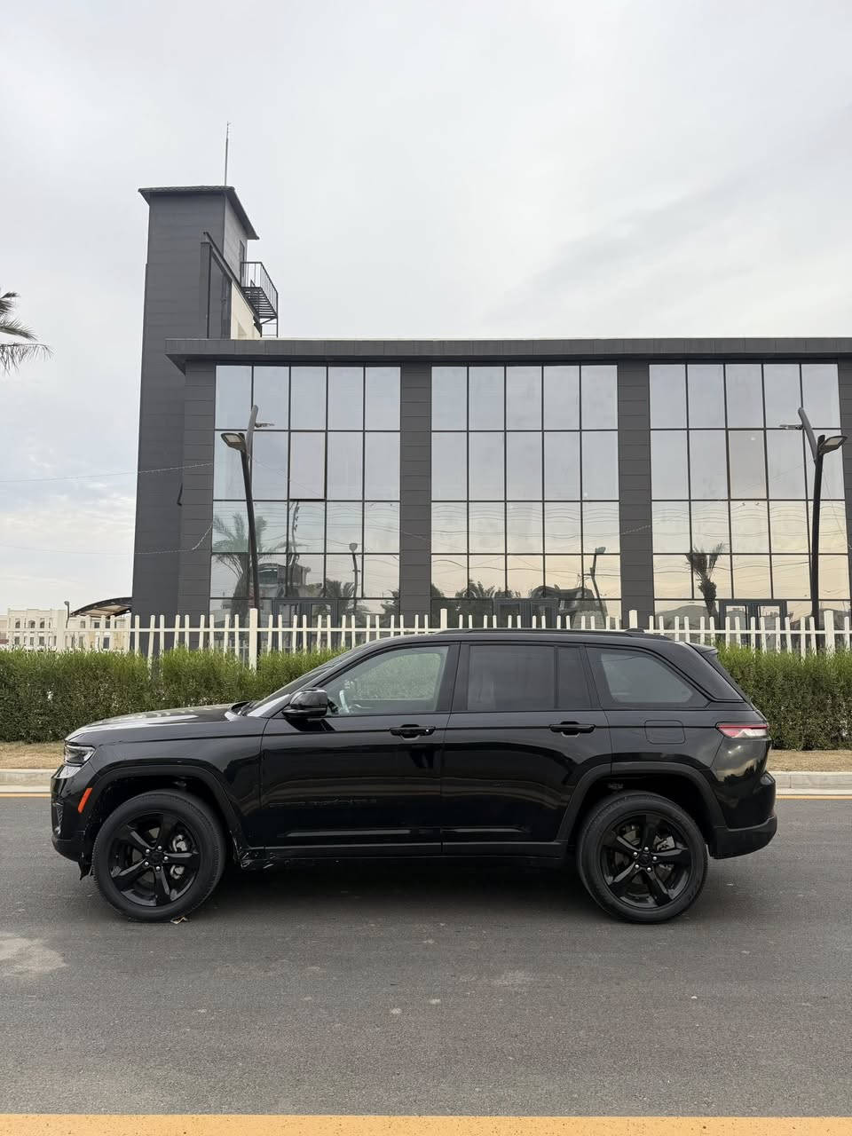 سلام عليك

#سعر_مناسب_جداً
جيب كراند شيروكي بلاك توب 6 سلندر

بترة 5 راكب ،  بدن رقم
 
موديل 2023 ماشية 18 الف جديدة
وارد امريكي  

حادثها : جاملغ و بنيد و باب امبدل نفس اللون
صور الحادث مرفقة

   مواصفات :
بصمة 
فورويل 
سلايد
كاميرا خلفية
حساسات
تدفئة مقاعد
تدفئة بالاستيرن
شاشة
مرايا رادار
لايت زينون
نظام كار بلاي
رادار أمامي وخلفي
رادار خط الطريق
جلد 
تحكمات استيرن
مقاعد كهرباء
وبعد بيها اهواي مواصفات 

مكان سياره  بغداد الكرخ

سعرها 275 ورقة وبيهة مجال قليل
للاستفسار 
***********
