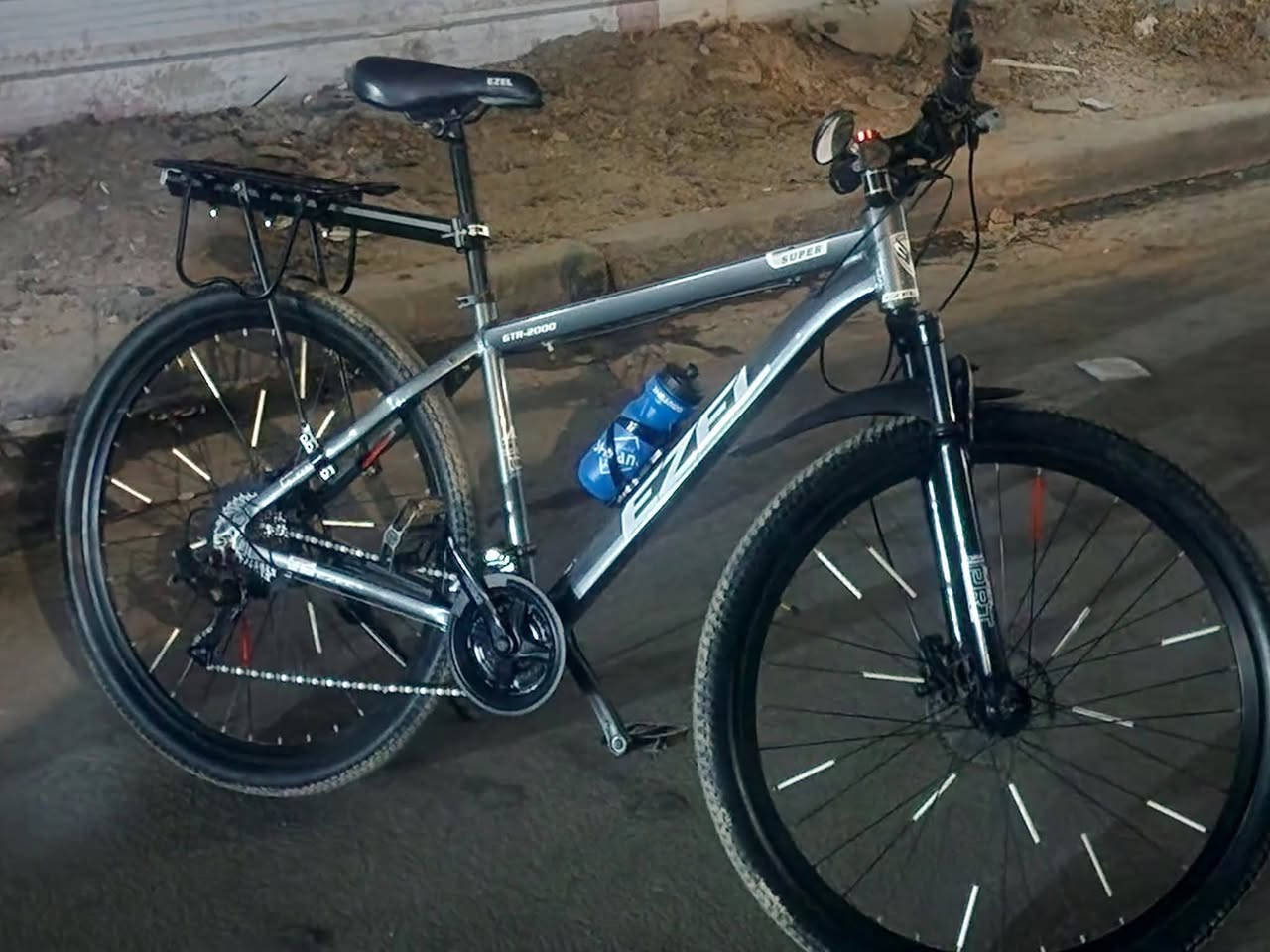 للبيع...للبيع
BIKE EZEL
المواصفات:
نوع المعدن المنيوم ثقيل
عكرب خلفي ماركة L-twoo A5 (٩ سرعات )
نقال امامي ماركة L-twoo A5 (٣ سرعات )
بريكات هايدروليك دهن ماركة I.MXT
يدات كير شيمانو التوس 
حجم 29
دبل امامي ماركة EZEL 
بايدرات المنيوم بولبرن 
البايسكل صنع في تركية 
(ملاحظه: نقص يدات كير ينرادلها تبديل سعرها 10.000 )
طبعا البايسكل خير من الله يعني مفتر بغداد بل بايسكل ابد موكفني 
السعر:175.000 الف 
رقم الهاتف:*********** متوفر فقط واتساب 
           العنوان بغداد اليرموك اربع شوارع
