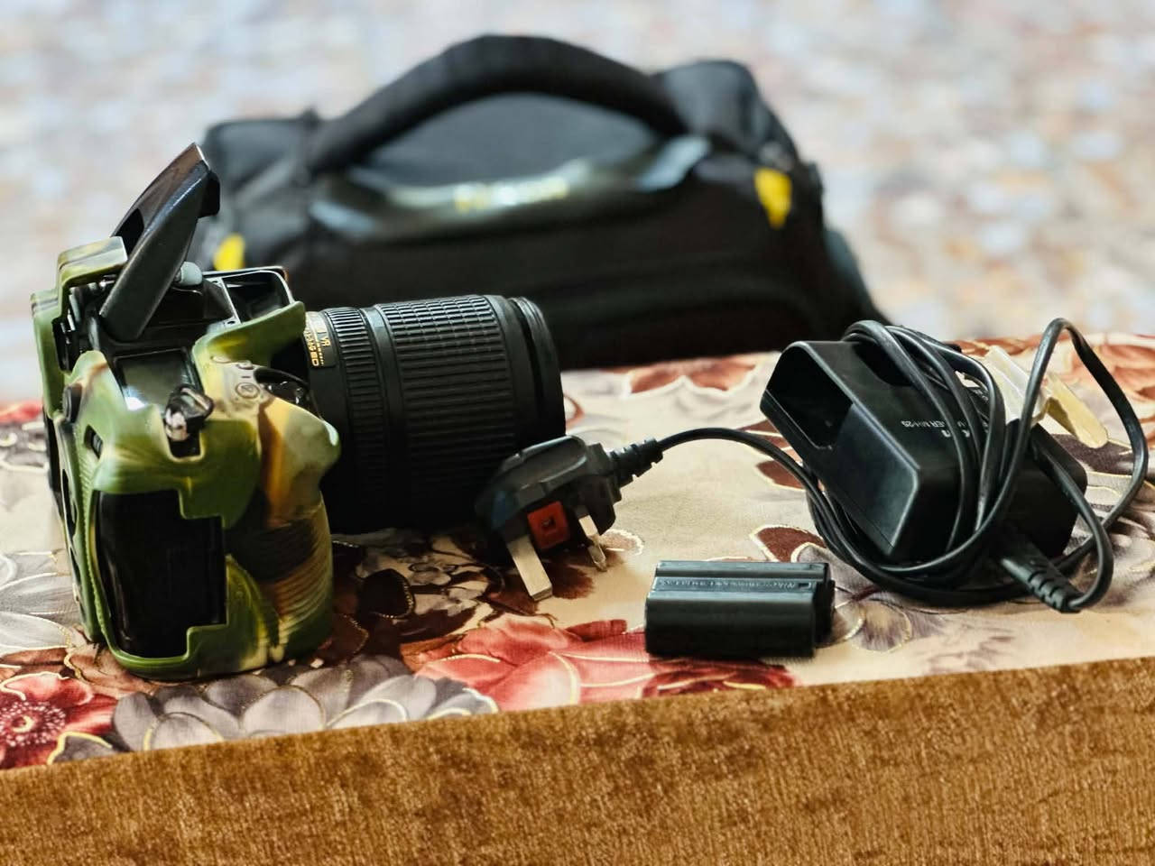 للبيع كاميرا Nikon D7200 احترافية وغنية عن التعريف، الكاميرا نظيفة جداً وبحالة ممتازة (شبه جديدة) ومضمونة من أي عيوب مصنعية أو مشاكل تقنية.الملحقات المشمولة مع الكاميرا:الملحقات الأصلية: كاملة وموجودة (الكرتونة، الشاحن الأصلي، البطارية الأصلية، وحزام الرقبة).الذاكرة: رام (SD 64  العدسة الكيت 18-140mm
((السعر خاص) 
***********
