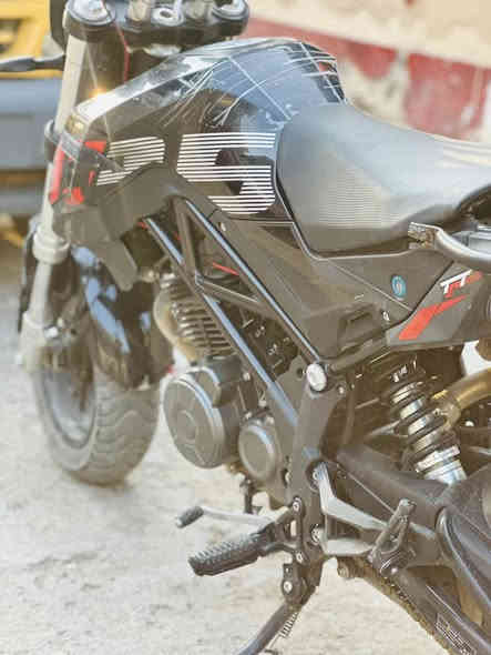 السلام عليكم دراجة بنلي 135 سيسي دراجة جديدة رمبة اني ماخذهة وعلى ايدي مرقم اربيل سنوية وكلشي جاهز دراجة عارضهة للبيع ماشية 5000 حقيقي الدراجة العنوان بغداد شعله السعر ثلاث ملايين ونص وقابل للتفاوض رقم الهاتف ***********
