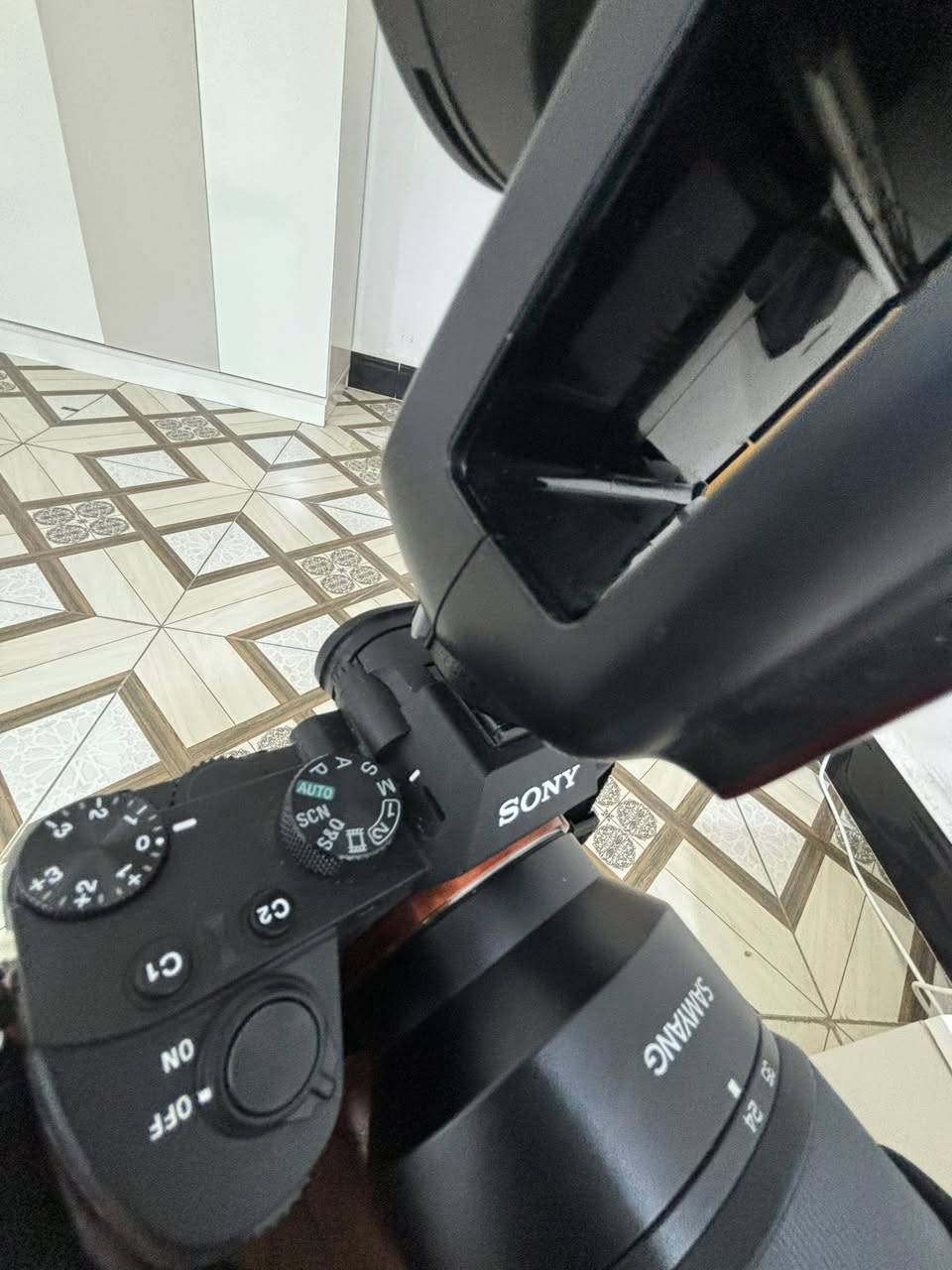 كامره سوني  a7lll
عدسه سكما24-70

مستشعر: مستشعر CMOS كامل الإطار بإضاءة خلفية (Back-illuminated) بدقة 24.2 ميجابكسل. 
معالج الصور: معالج BIONZ X مع شريحة أمامية LSI. 
التركيز البؤري: نظام هجين متطور يضم 693 نقطة تركيز بؤري لاكتشاف المرحلة، مع تتبع ممتاز للعين والوجه. 
سرعة التصوير: تصل إلى 10 إطارات في الثانية (fps) مع تتبع التركيز التلقائي (AF) والتعرض التلقائي (AE)، وحتى 8 إطارات/ثانية في وضع العرض المباشر، مع إمكانية التصوير الصامت. 
الفيديو: تسجيل فيديو 4K UHD مع دعم HLG و S-Log3 لتدرجات لونية واسعة. 
الشاشة: شاشة LCD تعمل باللمس وقابلة للإمالة. 
البطارية: تتميز بعمر بطارية طويل جدًا مقارنة بالكاميرات الأخرى في فئتها. 
الجسم: تصميم مدمج وخفيف الوزن مع متانة موثوقة. 
تعتبر خياراً ممتازاً لـ:
تصوير المناظر الطبيعية، البورتريه، والأحداث. 
المصورين الذين ينتقلون من كاميرات APS-C إلى إطار كامل. 
من يبحث عن توازن بين السعر والميزات الاحترافية، خاصة أنها تشترك في ميزات مع طرازات أعلى مثل α7R III و α9. 

‭0782 682 9824‬
