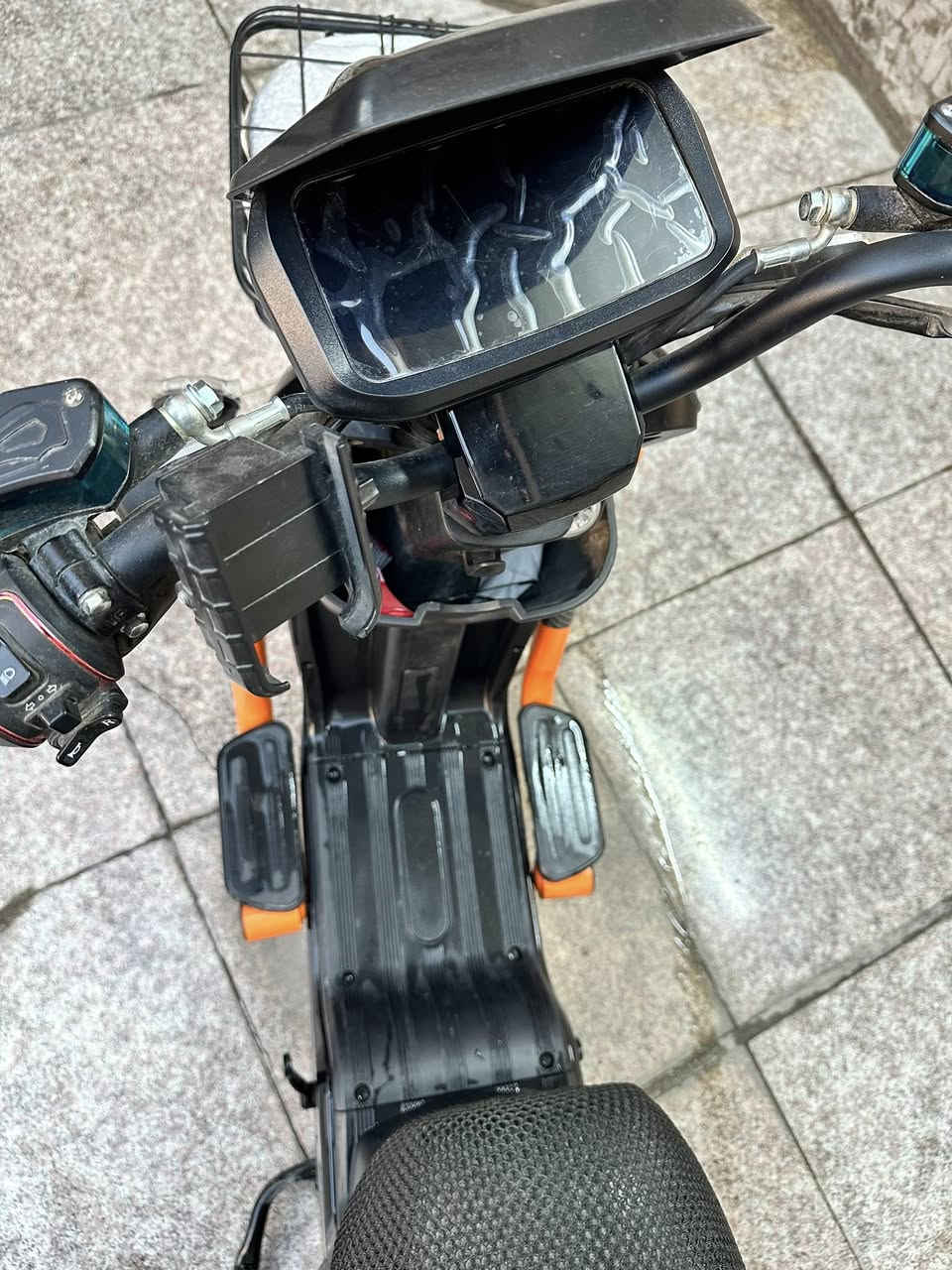 دراجة R9 الشكل الحديث 2026
مو القديم 
كشن كامل متصل 
اربع اشاير  
نظام الرجوع للخلف 
نظام اربع سرع 
سرعة الدراجة تقرة 100
الدراجة جديدة مثل ما موضح بالصور 
مكان الدراجة بغداد الوزيرية 

السعر 425 وبيها مجال بسيط لانو كلش جديدة الدراجة
الي يحب يستفسر اكثر على الرقم 

*********** 
موجود واتساب ايضاً
