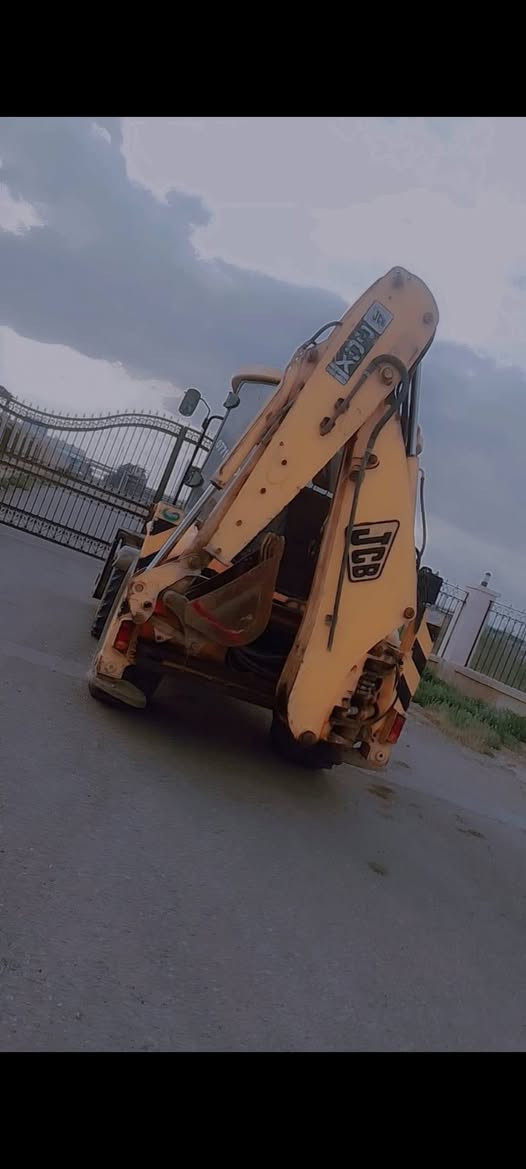 السلام عليكم للبيع حفاره ｊｃｂموديل 2004رقم اربيل كير راجز للاستفسار الاتصال على صاحب المكينه***********
