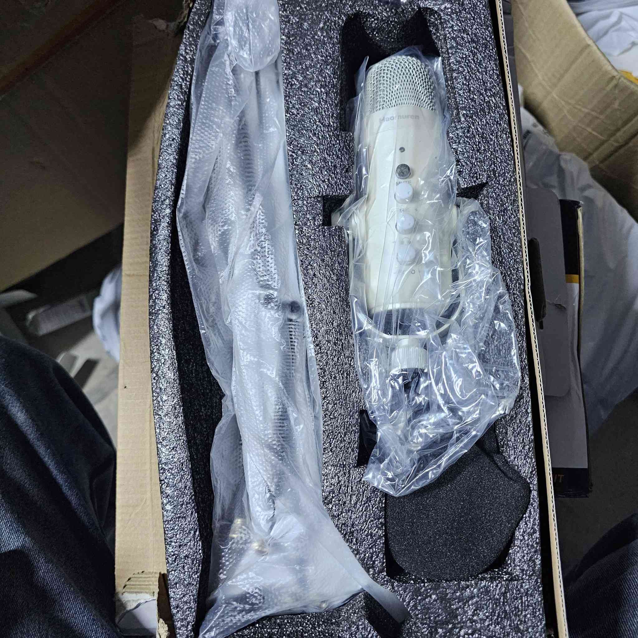 🎙️ للبيع: Haomuren Professional Studio Microphone
✨ جديد – بالكرتون الأصلي
🔹 ميكروفون احترافي للتسجيل والبث المباشر
🔹 يأتي مع ذراع تثبيت (Arm Stand) قابل للتعديل
🔹 زر كتم صوت بضغطة واحدة (One-Key Mute)
🔹 خاصية تقليل الضوضاء (Reduce Noise)
🔹 مراقبة صوت مباشرة (Real-Time Monitor)
🔹 تحكم في الصوت والصدى (Volume & Echo)
🔹 Plug & Play – يعمل مباشرة بدون إعدادات معقدة
🎧 مناسب:
البودكاست
البث المباشر (Streaming)
التسجيل الصوتي
الاجتماعات والألعاب
***********
