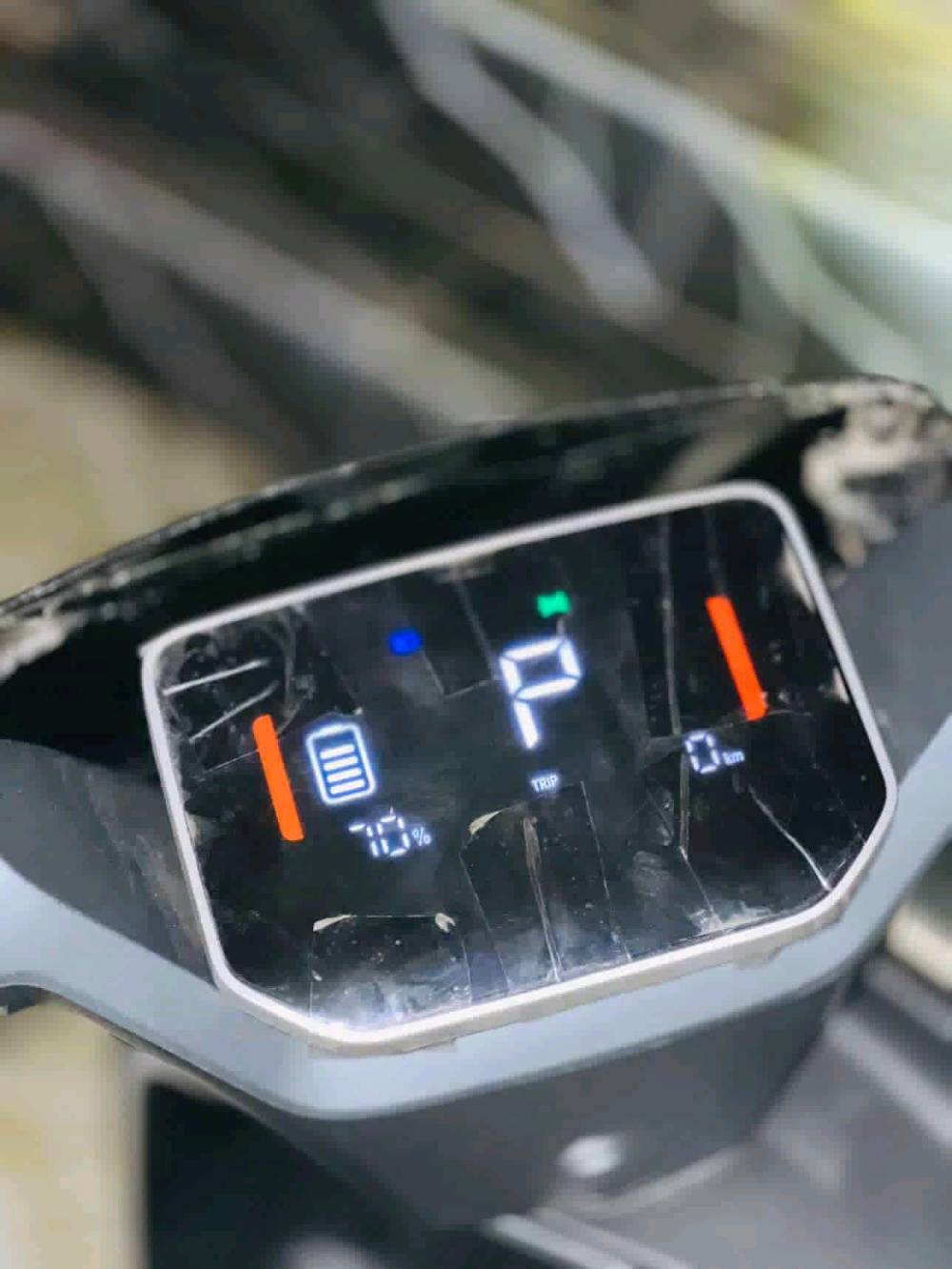 ✨ دراجة سونرا –SUNRA ✨
🚴‍♂️ من الصانع العملاق SUNRA العالمية – موديل 2026
بيها ضمان 3 سنوات ملف 
وا ضمان باتري سنة
وا عقل سنة ونص 
وبي بعد 30 شغله بيها ضمان
كتلوك موجود 
🔰 المواصفات:
🛞 ملف 1500 حقيقي برسنس حقيقي 100 بل 100 يعني جيب مال السوك المكتوب علي 3000 شرط العندي انشط
🔋 6 بطاريات كرافين كرافين مو عاديات  – 26 أمبير ⚡ 72 فولت
🚀 سرعة حقيقية 60 كم/س بتحكم 3 سرع
📏 مسافة مقطوعة بالشحنة الواحدة: 50 – 60  كم (حسب الاستخدام والسرعة والوزن المحمول)
حقيقي مو وهمي الكيج
 نضام P
🔄 نظام الرجوع للخلف R 
🛑 بريك هايدروليك دسك بكفاءة عالية
🌀 دبلات هايدروليك أمامي وخلفي – راحة ونعومة على الطرق
📺 شاشة رقمية لعرض المعلومات والسرعة
🔑 بصمة عدد 2 + تشغيل عن بعد وسويجين
🚨 جهاز إنذار ضد السرقة
💺 كشن سياحي مريح لشخصين
📦 مساحة تخزين واسعة تحت الكشن
🔌 منفذ شحن UPS للموبايل
💡 لد لايت أمامي عالي الوضوح + رماش عالي/واطي
🔴 بك لايت لد بتصميم مميز
🌟 لد أمامي وجانبي نهاري/ليلي عصري
🚦 إشارة رباعية لزيادة الأمان
🦾 استاند عدد 2 (وسطي + جانبي) بي حساس من ينزل ما يمشي المطور 
 ( ألون  مميز ) 
🚀 قوة وأداء لا مثيل له… خيارك الأمثل على الطريق
ماطور رزن تمشي بي 50 وتعوف ايدك لا يمني ولا يسر يروح 
شرط حالو حال الريان اذا ما اضبط 
كلو مختم SUNRA
يوم 2/11  اخذتو ول وصل موجود 
✅ ☎️( ***********)
 السعر 850 بي مجال او مروسه 