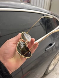 راي بان • عدسات مرآة بنفجي • إطار ذهبي