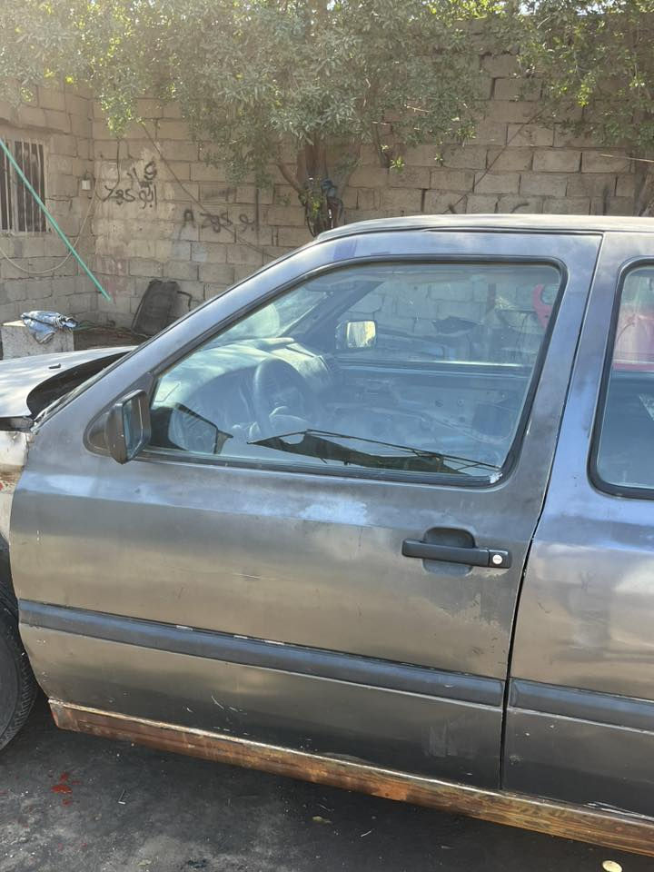 سلام عليكم غراض كولف للبيع أربع أبواب كاملات لون فيراني جاملات اماميه لون فيراني عقل كير شغال كامل معا ضفيره  دعاميات راديتر تبريد حجم كبير معا صوندات كلشي موجود ونضيف ***********
