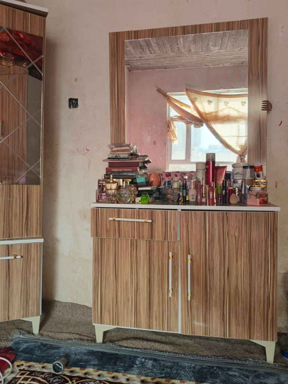 السلام عليكم.غرفه للبيع
جديده اشتريته قبل ٣ اشهر  وحييل نضيفه 
(سبب البيع اريد اشيل ودرب بعيد وحرمات لتكسر.)
السعر ٥٥٠ وبيها مجال قليل حك الجيه 
تشوف بعينك تفحصها على راحتك .والف هلا
للاستفسار ***********
#مكلف٠بالنشر
