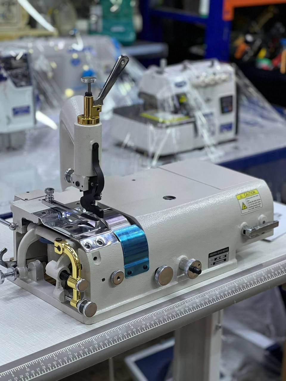 السلام عليكم
ماكنة التعريش من ماركة جيكس JEKC لتخفيف الجلود
 دقه وامتياز بالعمل 
متوفر جميع موديلات مكائن الأختصاص الصناعي
⚜️ ماكنه صناعي من ماركة JEKC ⚜️
اختصاص للجوادر والمشمع
جوزه كبيرة
طعنة بحجم 0 إلى 12
وقدم كبيرة للشغل

للاستفسار الاتصال_
***********-وتساب +اتصل
‏‪***********‬‏اتصال
‏‪***********‬‏ وتساب اتصال
