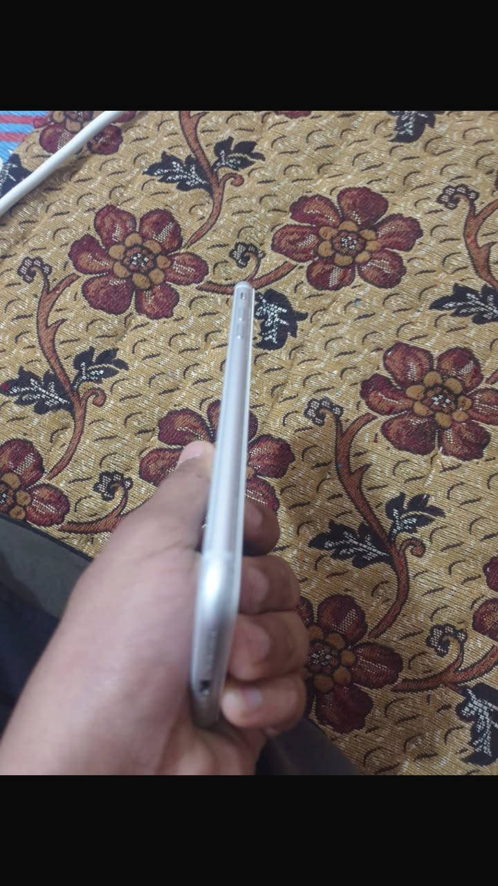 سلام عليكم للبيع أيفون 8بلاص مامفتوح ذاكره 64بطاريه 74تلفون كلشي شغال ماعايزه كلشي يرهم مراوس ب كس ماكس السعر 170 وبي مجال هاذه رقمي ***********
