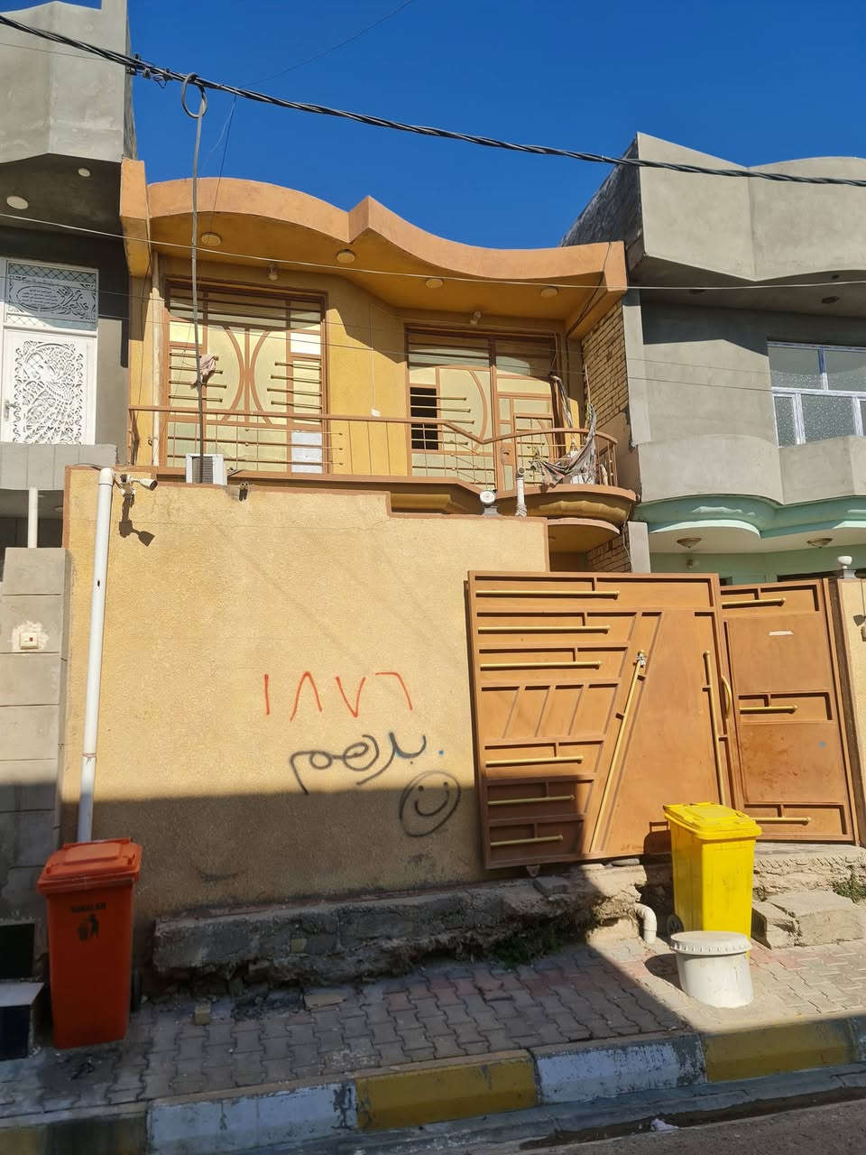 بيت  البيع مطلوب مبادره وتسديد وراء
المشتري  
يحول الدين والكفيل والبيت طابقين 
حي الغدير قرب مدرسة ابي طالب مساحه ١٢٥ 
الشراي يتصل ***********
