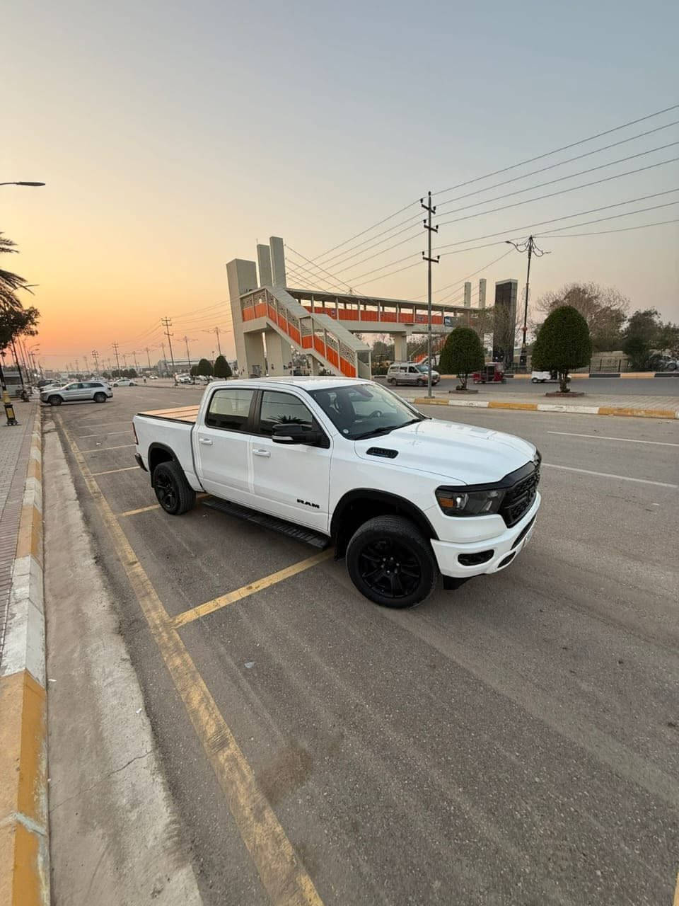 رام 2022 BIGHORN 
6سلندر
رقم اربيل ب اسمي تحويل ثاني يوم
ماشيه 50 الف 
بدون ايرباك بدون دواخل بدون شواصي
السياره بيها صبغ على كد الضرر صابغين فقط
مكان السيارة ديالى بعقوبة
***********
