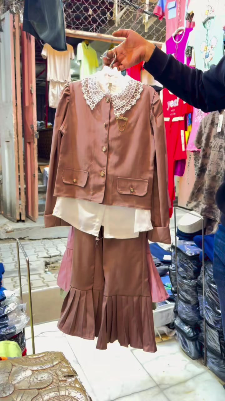 اتوفر كيلوت 3 قطع 
القياس 6-12
خامه ممتازه 
الشورجه قرب مطعم ابو عصام 
محلات حسين الربيعي 
***********
