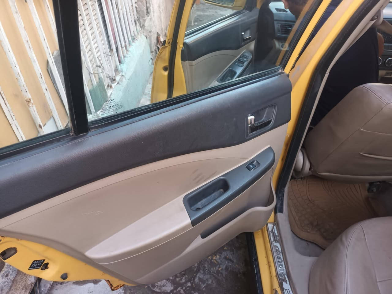 سلام عليكم شيري اي فايف ٢٠١٤ كير محرك كورله بكاجو تبريد تخم تاير نضيف رقم واسط دولي امصفره هيه او غرامات سنويته امجدده ٢٩ المكان بغداد الجديده الرقم ***********السعر ٤٥ او بيه مجال حك الجيه
