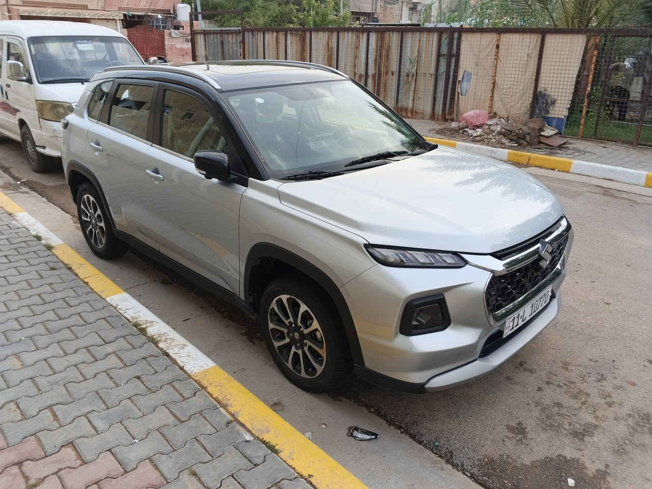 سوزوكي جراند فيتارا 2025 
الفئة: SUV (دفع رباعي / دفع أمامي)

عدد المقاعد: 5 ركاب

محرك 4 سلندر سعة 1.5 لتر

القوة: حوالي 101–103 حصان

العزم: 136 نيوتن متر

قير أوتوماتيك 6 سرعات أو عادي حسب الفئة

صرفية الوقود تقريباً 20 كم لكل لتر

خزان الوقود 45 لتر �

كارتي +١

شاشة لمس 9 إنج

كاميرا 360 درجة

شحن لاسلكي للموبايل

دخول ذكي + تشغيل زر

شاشة معلومات للسائق

مثبت سرعة

وسائد هوائية أمامية وجانبية وستائر

نظام ABS + EBD

نظام الثبات الإلكتروني ESP

حساسات خلفية

كاميرا خلفية أو 360 حسب الفئة �

صرفية بنزين اقتصادية

شكل عصري ورياضي

راحة عالية داخل المقصورة

مناسبة للمدينة والسفر

سقف بانوراما 

مكلف بنشر هاذ رقم صاحب السياره 

(***********)

(***********)
