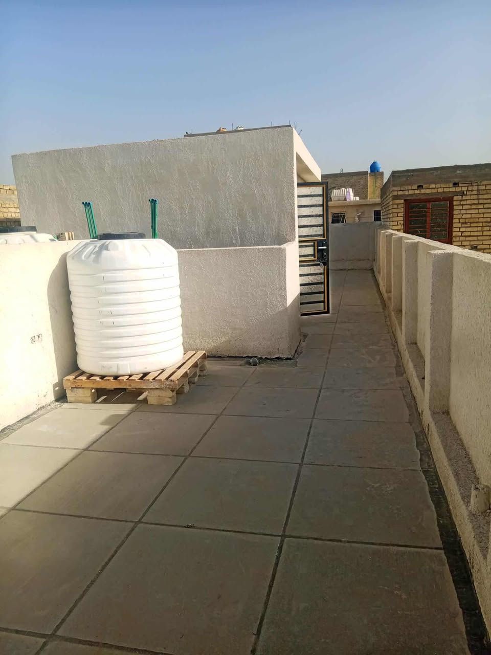 تونات 75 متر للبيع
كل دار يحتوي  على هول صالة
منور مطبخ وخدمات عدد 2
غرف نوم 3 منور
حي الجهاد ديوان المخابرات قرب شارع 60
للاستفسار ☎️  واتساب***********
