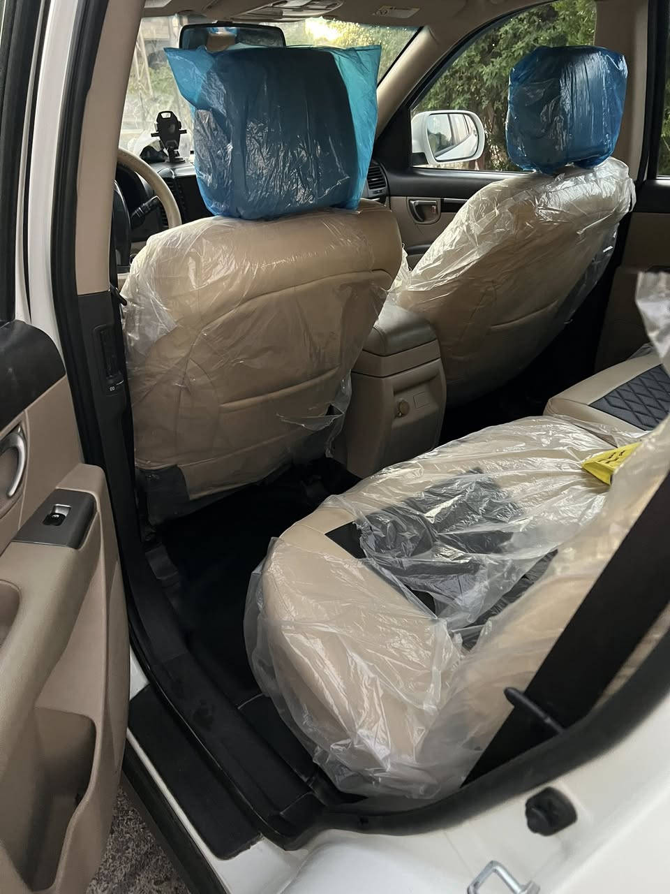 السلام عليكم 

سنتافي 2012
7راكب 
فول مواصفات 1/1 
حساسات 
ثلاجه بالتكوه 
سلايد وبصمة تشغيل 
وبصمه ابواب ومري شفط
إشارة بالمري 
محرك 6 سلندر
كير ومحرك بشرط لا نفخ ولاتبخير
مكفوله من الضربه القويه والضرر 
رقمها نينوى مسطره الدولي شرط التحويل بأسمي 
سنوية وهزه كلشي بيها جديد 
سيارة مال بيت  ماعايزها شي بدون اي نواقص حتى باتريها جديد 
طخم حداديه خلفي وأمامي  
مكاني موصل الأيسر

*********** 
***********
