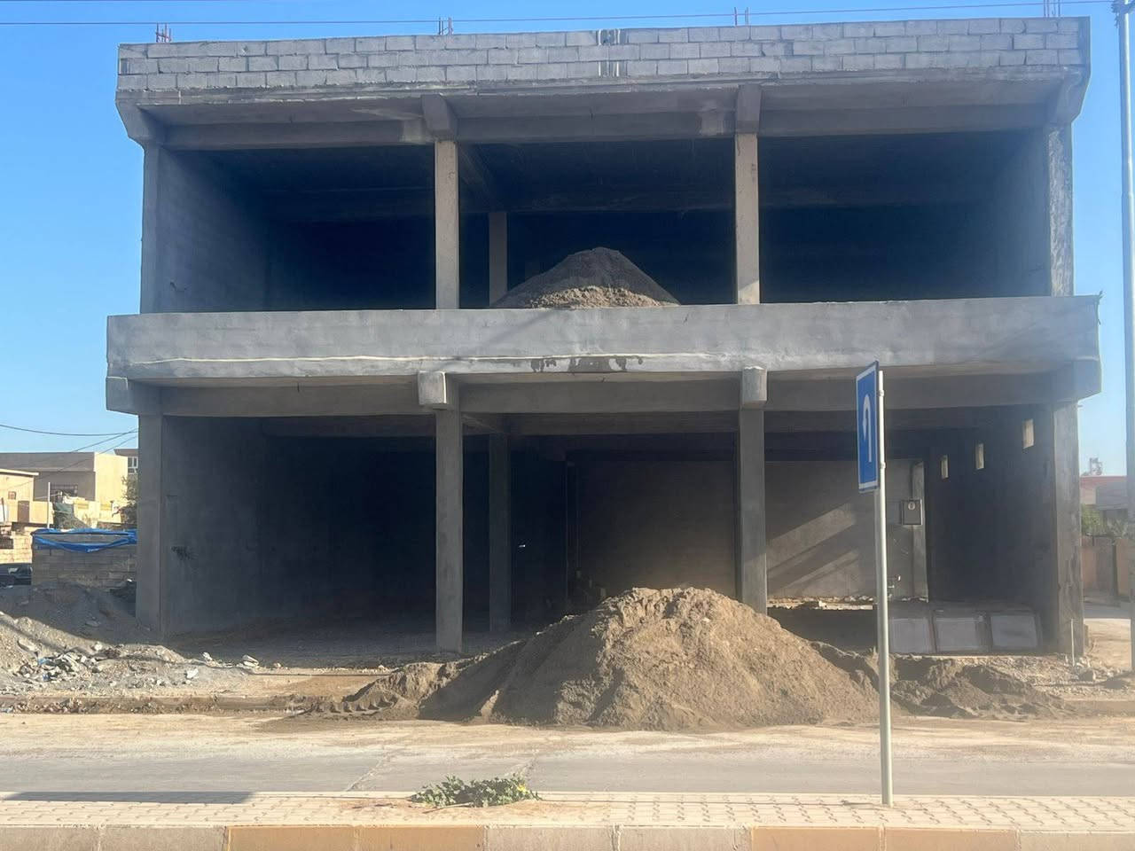 بيت تجاري مع اربع محلات تجارية سايدين العلوة بمساحة ٣٥٠م طابو ٢٥ باسم شخص واحد السعر ٢٢٥ مليون للاستفسار أكثر مراجعة مكتب الزغيت اوالاتصال على الرقم ***********
