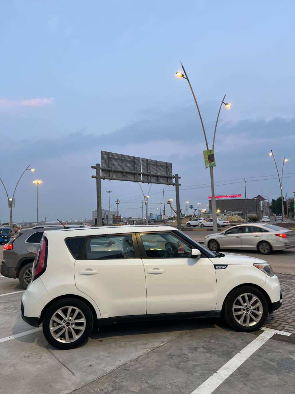 السلام عليكم
كيا صول للبيع 
موديل 2018
وارد امريكي 
محرك 2000
رقم بصره نكليزي 
سنويه ل 30 
تخم تاير 
دوشمه ارضيه
وا كشنات
سياره بسمي
شاشه جبيره 
كامره حساسات
منضومه زنون
السياره بيها اكم قطعه صبغ ابيع حزام 
***********
