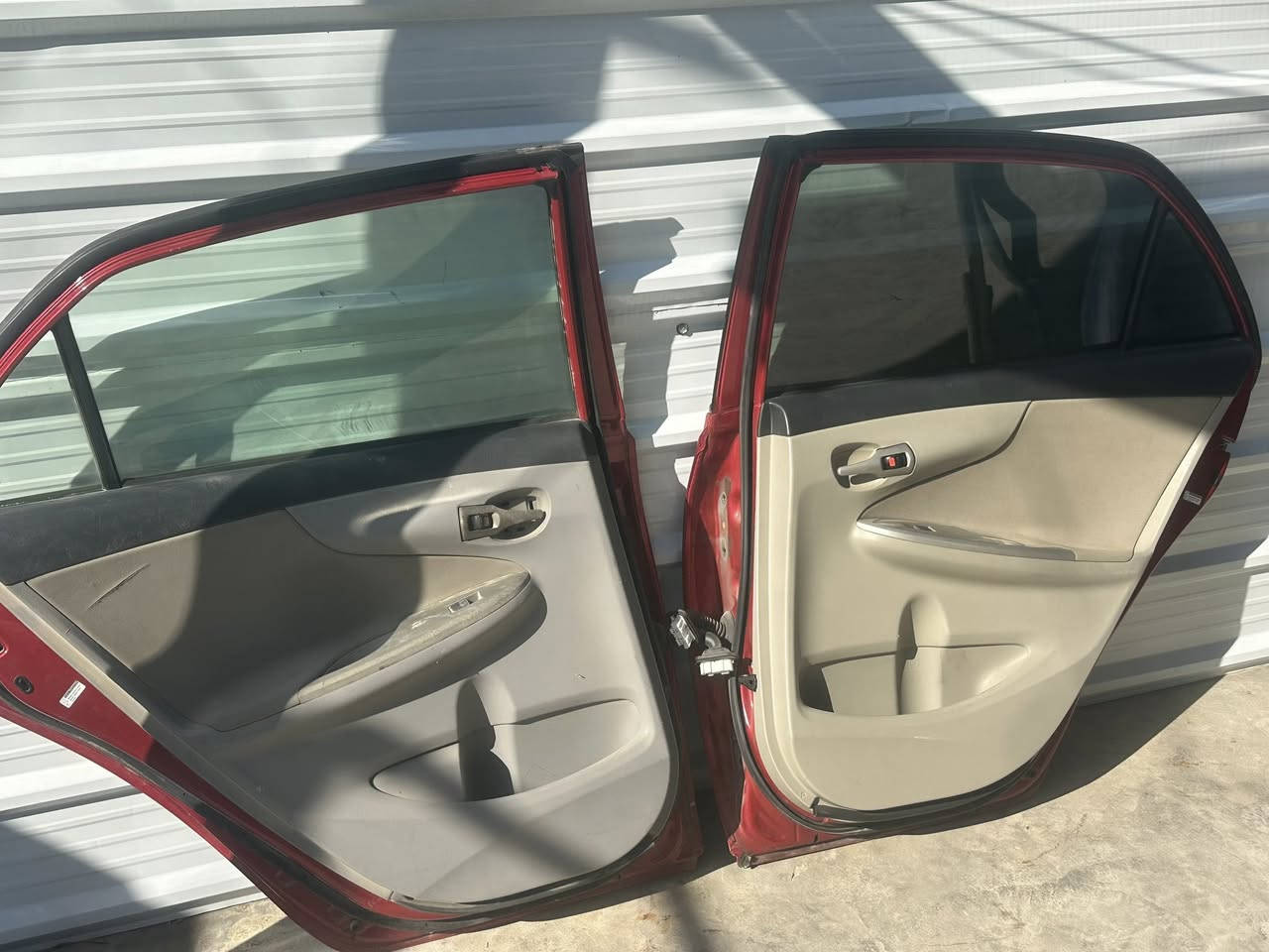 يالله بسم الله الرحمن الرحيم 
متوفر ابواب كورلا من موديل 2008-2013 
١ زوج جهة اليمين فقط خلفي لون سلڤر 
١ زوج خلفي  لون احمر 
١ زوج امامي لون سلڤر 
عنوانهن البياع الشهداء
***********
