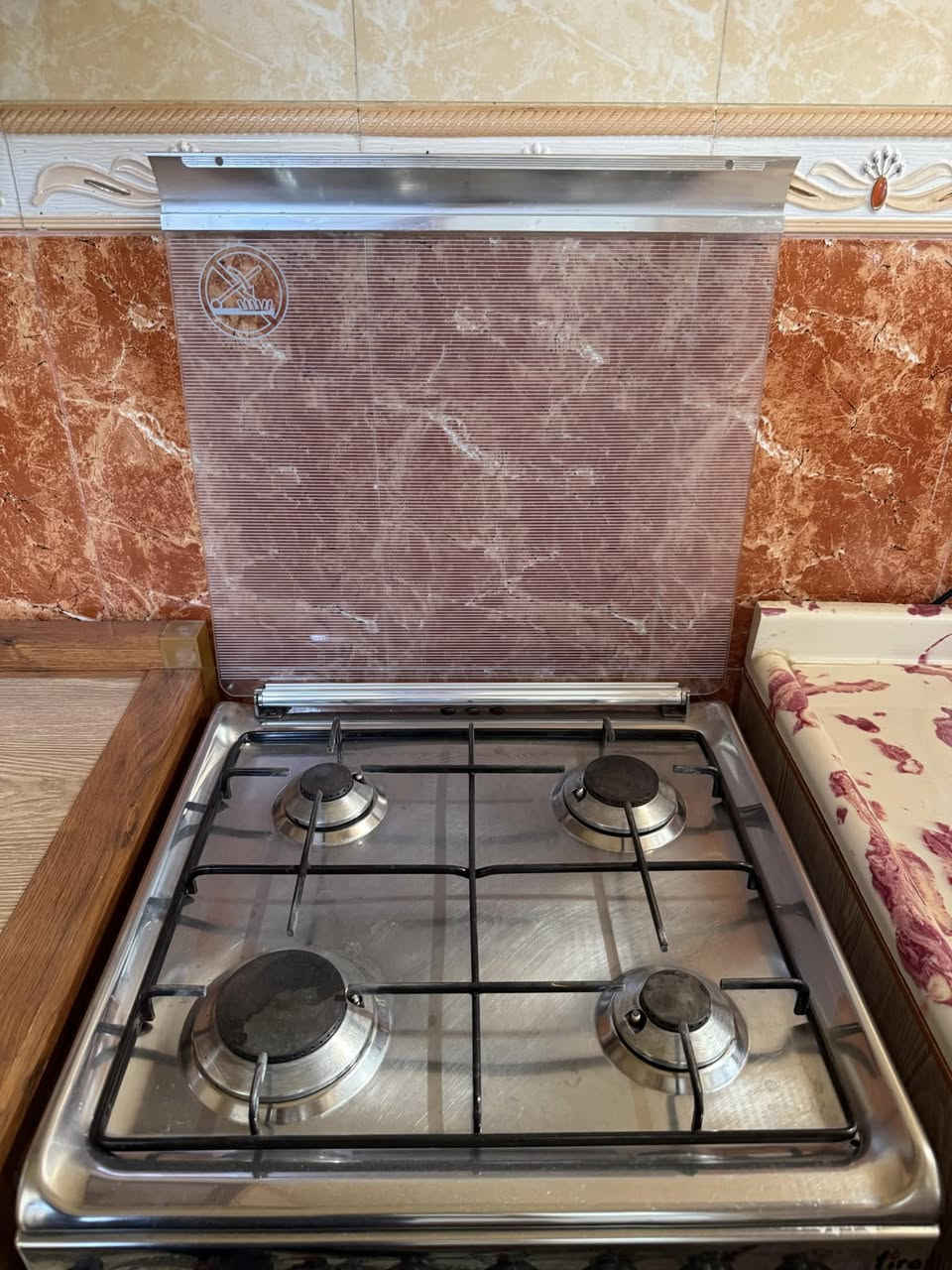 السلام عليكم 
للبيع طباخ ٤ عيون مستخدم نظيف كلش 
بدون اي ضرر كما موضح في الصورة 
للاستفسار الاتصال على الرقم 
***********
