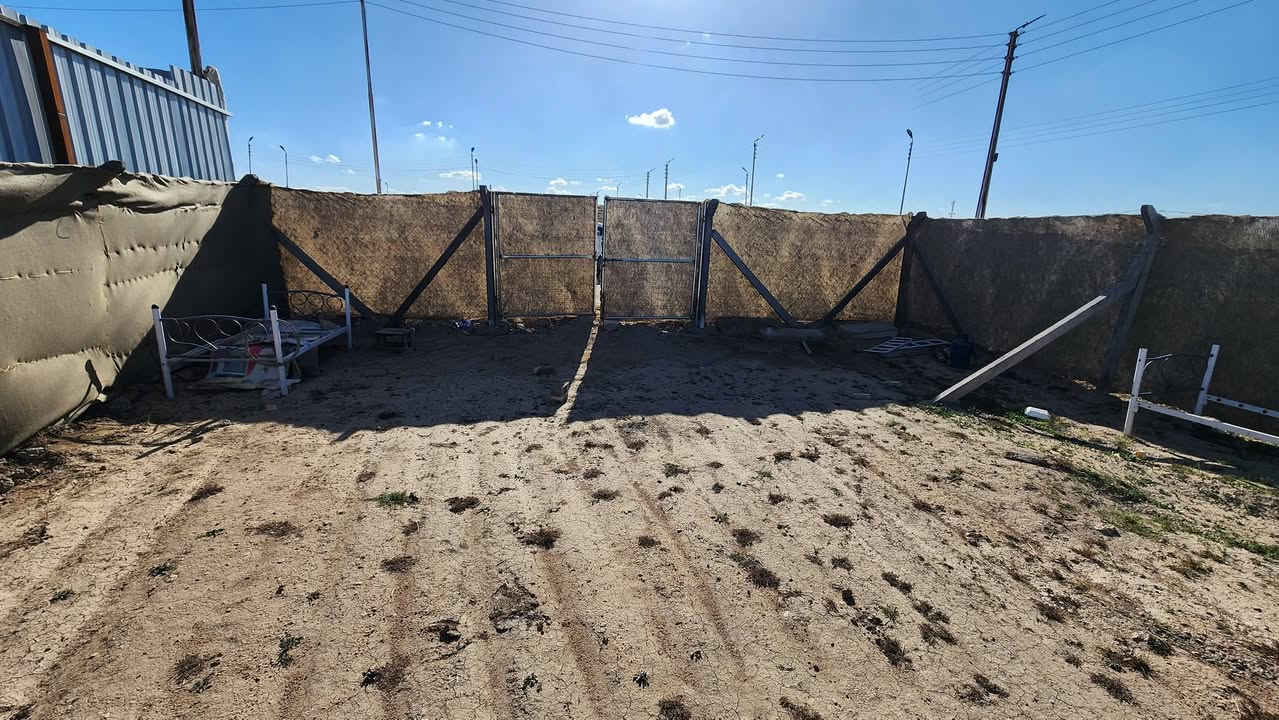 السلام عليكم
قطعة زراعية للبيع على طريق الدغارة في مجمع النرجس 
الخدمات / ماء + كهرباء وإنارة + تبليط وأرصفة
المجمع مسكون وبيه حركة بناء قوية ومأهول بالسكن 
القطعة مسيجة سياج درجة أولى وجديد (بي آر سي + جادر)
ارتفاع السياج / مترين ونص 
المساحة 200 متر مربع
الواجهة  10      النزال  20 
للإستفسار *********** واتساب
