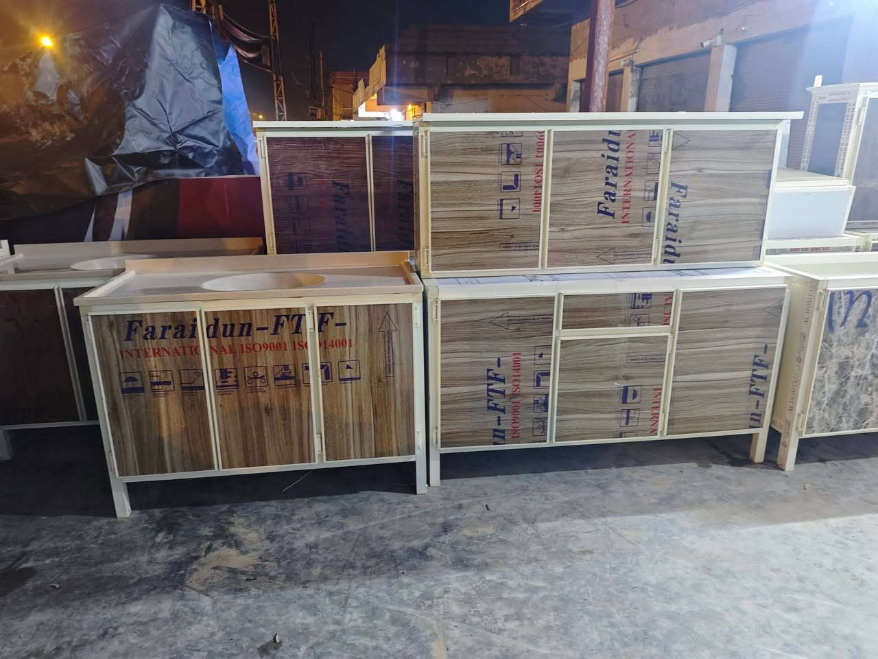 السلام عليكم 
كاونترات مترين ومتر ونص سنك متر ٣٠ مرمر جديد مكان بعقوبه شارع تحرير بهرز مجاور قاعات بيانو مقابيل مستشفى الحياه استفسار *********** يوجد خدمه توصيل
