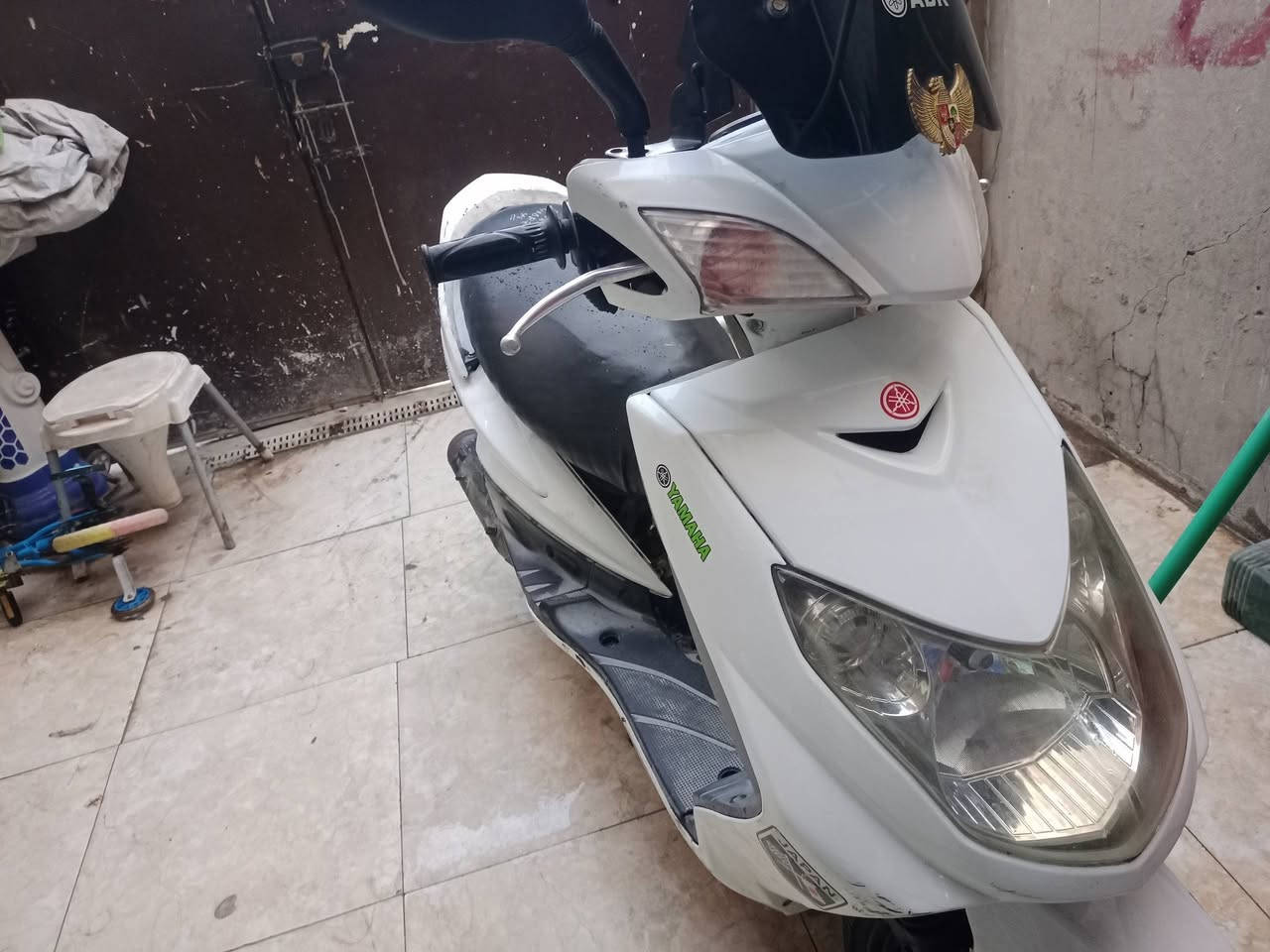 السلام عليكم للبيع سكنس فحل ياباني كابريتر دراجه ابلاديه كفرات اصليه ومختمه شلعه  ومعدل لايت زنون كهربائيات كلها شغاله تايرات جدد محرك اخرس لاتبخير ولانضوح مكان الدراجه بغداد حي الجهاد 500سعرها *********** و ***********متواجد وات ساب ملاحظه سلف وهندر بكل وقت
