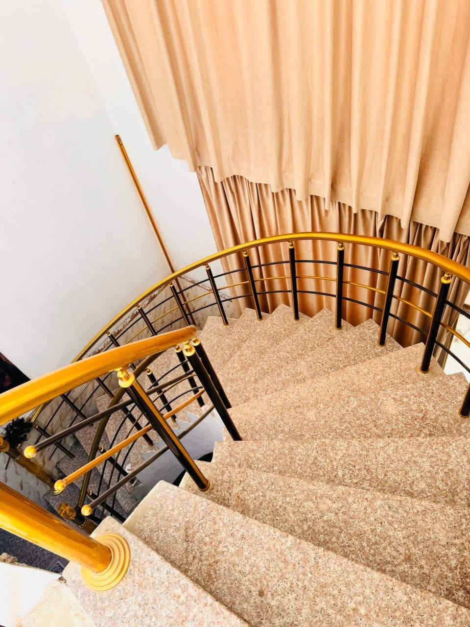 دار للبيع
 الموقع الجمجمه مقابل الجبل
تبليط بناء حديث المساحه ١٩٠م طابو زراعي
 الواجهه ٩.٥ نزال ٢٠
يتكون من طابقين الطابق الاول غرفتين نوم استقبال كلدور مطبخ مجمع صحيات صحيات خارجيه
الطابق الثاني غرفة نوم هول
السعر خاص او اتصال
***********
نستقبل كافة العروض التجاريه والسكنيه
