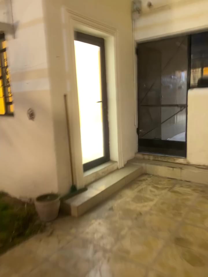 السلام عليكم للإيجار مشتمل العنوان  اليرموك مجاور مطعم سماش مقابيل كليه الحكمه السعر 10ورقات  
للاستفسار***********
