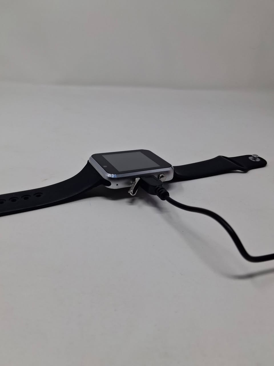 ساعه سمارت تدعم شريحة اتصال
شاشه امولد تبقى شغاله 24 ساعه 
منفذ شحن مايكرو 
تدعم رام خارجي رقم مفتوح 
كاميرا تصوير 📷 
صوت سبيكر قوي للاتصال


**إذا كنت صاحب هذا الإعلان وتريد حذفه لأي سبب، رجاءا أرسل رسالة إلى الدعم الفني**