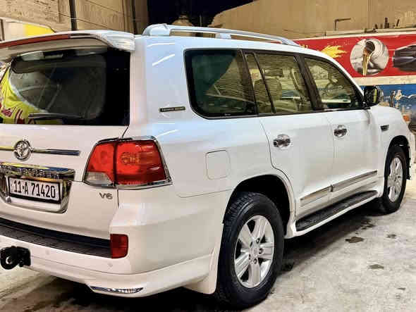 السلام عليكم 
بيع فقط بدون مراوس
لاندكروز ستينية موديل( 2011 ) محرك : 6V 
رقم بغداد بااسمي هزه وسنويه جديده
سيارة جديدة كلش معنى الكلمة كل نقص مابيها
 محرك وكير الشركه بلادي
بيها قطعه جاملغ صبغ وباب اكلير توحيد لون 
كل شي مذكور بالمنشور فيديو + سونار موجود بالصور
السعر : 295$ بيها مجال للطيبين

 
مكانها بغداد البلديات 
***********
