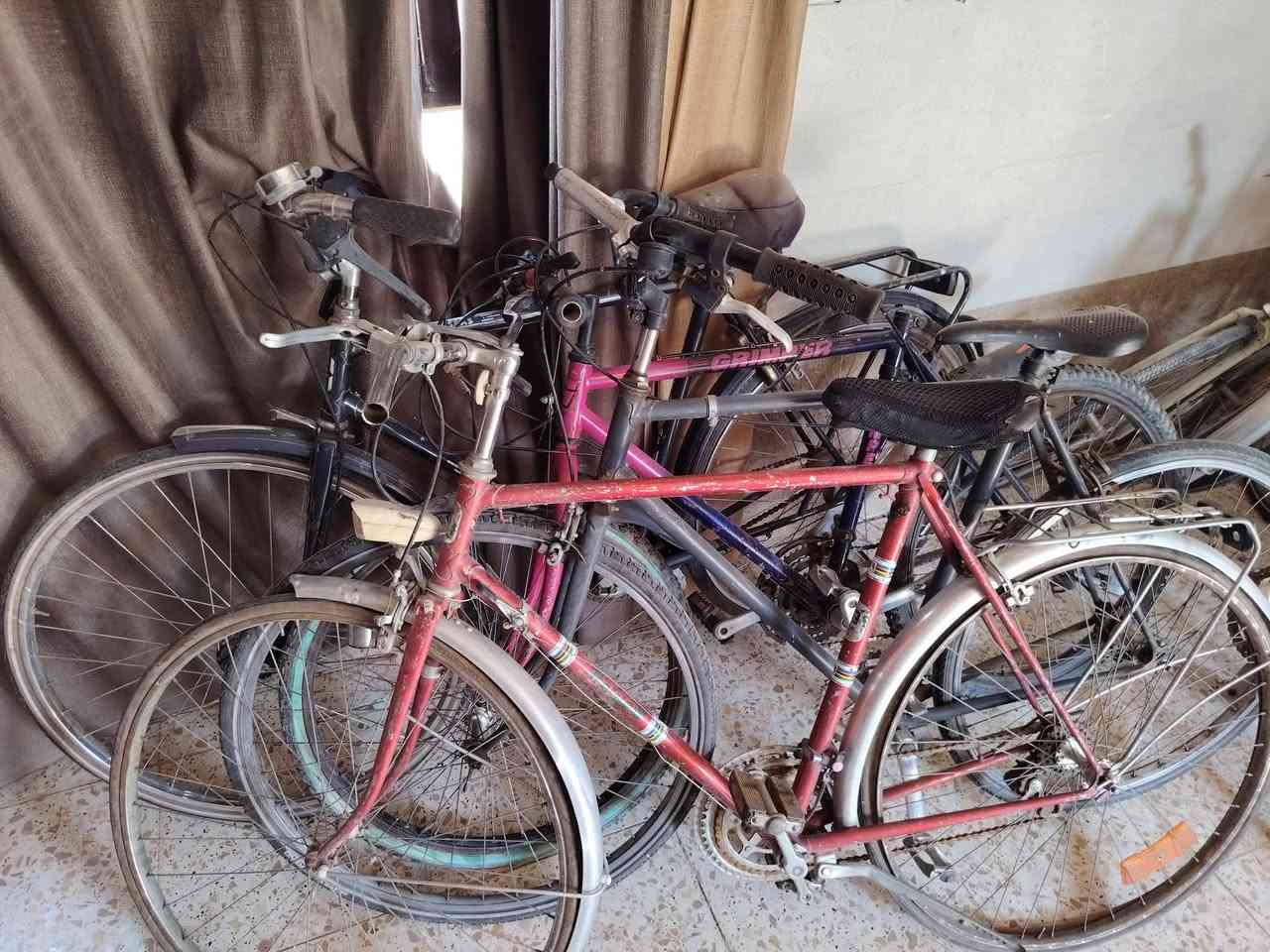 شلعه بايسكلات فوك ال 15 سعر  الواحد 40 كلهن كاملات // وثنين رياضيات بـ 210 //
***********
