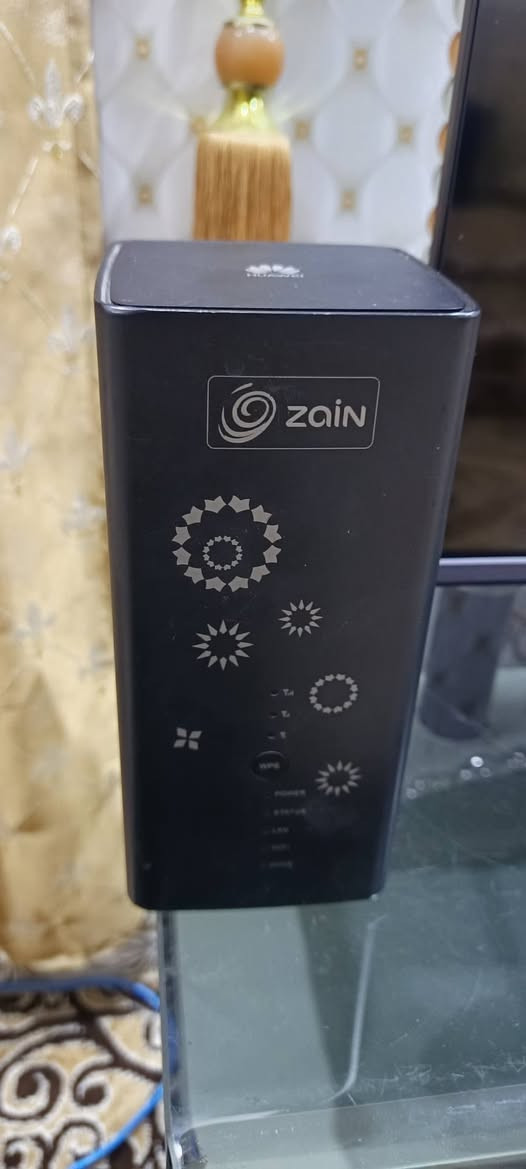 مواصفات راوتر هواوي B618 s
راوتر هواوي
جهاز 4G LTE من الفئة العاشرة/الحادية عشرة (Cat11) يدعم سرعات تحميل تصل إلى 600 ميجابت/ثانية، ويتميز بتغطية WiFi قوية ثنائية النطاق (2.4 و 5 جيجاهرتز) لـ 64 مستخدمًا. يحتوي على منافذ جيجابت إيثرنت، منفذ RJ11 للهاتف، ويدعم تركيب هوائيات خارجية لتعزيز الإشارة.

أهم مواصفات راوتر Huawei B618s-22d/65d:

الشبكة: 4G LTE Cat11 (سرعة تحميل 600 ميجابت/ث، رفع 50 ميجابت/ث).

الواي فاي: يدعم معيار 
 (نطاق مزدوج، سرعة تصل إلى 1300 ميجابت/ث).

عدد المستخدمين: حتى 64 مستخدمًا/جهازًا في نفس الوقت.

المنافذ:

منفذ Gigabit LAN/WAN (10/100/1000 ميجابت/ث).

منفذ Gigabit LAN.

منفذ RJ11 لخدمات الصوت (VoIP/CS).

منفذ USB 2.0.

منفذين لهوائي خارجي (TS-9).

الترددات المدعومة (B618s-65d): LTE FDD 2600/2100/1800/900/850/700(B28) MHz & TDD 2300 MHz.

المميزات الإضافية: إدارة عن بعد، حماية جدار ناري (Firewall)، وتوافق مع تطبيق Huawei SmartHome.
يعد هذا الراوتر خيارًا ممتازًا للمنازل والمكاتب التي تحتاج إلى سرعات عالية وربط عدد كبير من الأجهزة، وهو غير مقفل ويعمل مع مختلف شركات الاتصالات.
السعر 60 الف 
واتس ***********
