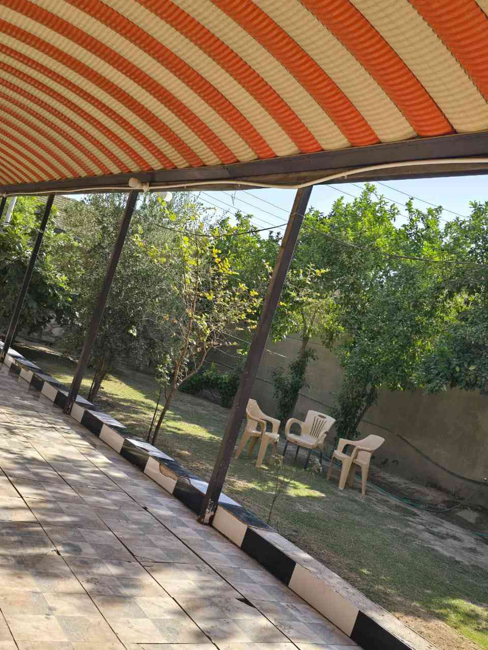 السلام عليكم بيت للبيع مساحه 900 متر البناء طابقين يحتوي علئ غرفتين بطابق الاول وغرفه بطابق الثاني  نوع العقار سند 25 زراعي العنوان الحله (الدبله) قرب شارع مركز الشرطه للاستفسار الاتصال على الرقم ***********
