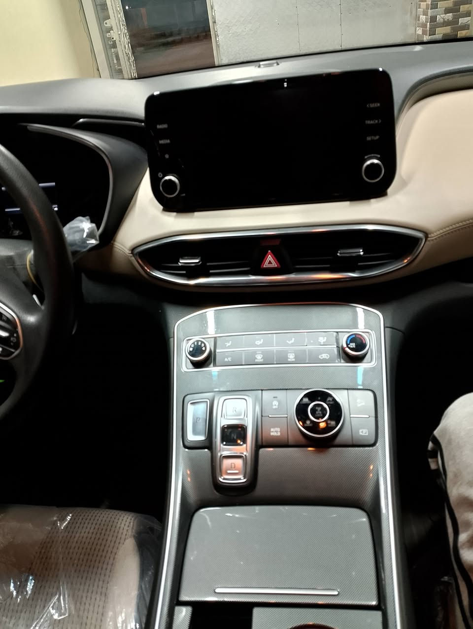 للبيع سنتافي 2023 رقم ربيل جديد بسمي تحويل مباشر / كلين بدون حادث فقط رصعه بل باب والحادث مرفق بل منشور وكذالك رقم شاصي هم موجود بل منشور والسونار مرفق بل منشور/  سياره جديده لوك
مواصفات 
  1-التوقف الذاتي
2 -كير بنظام الازرار  المنفصلة 
3- هاند بريك بصمة 
‏ 4- Auto Hold  أوتو هولد
5- خاصية ISOFIX   ايزو فكس قفل الاطفال
6- نظام مانع الانزلاق
7- نظام نزول المنحدرات.
8- نظام اطفاء المحرك (A) ذاتيا في الازدحامات لتوفير الوقود
9- حساسات ضغط الاطارات_
10- رادارات امامي -خلفي -جانبي 
-كامرة خلفيه
11- دشبول لونين يخبل /, وال كشنات كذالك لونين 
12-ميزة التوقف الذاتي للمركبة منعا للاصطدام عند القيادة او الرجوع
13-المركبة تعيد نفسها للمسار الصحيح عند عدم الانتباه 
14-نظام القيادة الذاتي الذكي في الشوارع المخططة 
15-مثبت السرعة Cruise وميزة التباعد عن المركبات

مكان السياره بل صويره يم جسر مال صويره 
رقم الهاتف ***********
