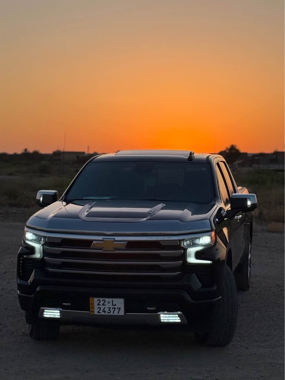 السلام عليكم
🚘 للبيع | شفروليه سلفرادو هاي كنتري 2024

المعلومات الأساسية:

* الموديل: 2024
* الفئة: High Country
* المحرك: V8 EcoTec3 سعة 6.2 لتر
* ناقل الحركة: أوتوماتيك 10 سرعات
* نظام الدفع: رباعي (4WD)
* الممشى: 76,000 كم
* رقم السيارة: أربيل
* عنوان السيارة: بغداد
* الملكية: باسمي
* السيارة مضللة
* يوجد كتاب السيارة

المواصفات والتجهيزات:

* تشغيل بصمة (Keyless Entry)
* تشغيل المحرك بزر (Push Start)
* تشغيل عن بعد (Remote Start)
* مقاعد جلد High Country الفاخرة
* المقاعد الأمامية كهربائية
* حفظ وضعيات مقعد السائق
* تبريد وتدفئة للمقاعد الأمامية
* تدفئة للمقاعد الخلفية
* تدفئة للمقود
* شاشة عدادات رقمية
* شاشة معلومات وترفيه كبيرة تعمل باللمس
* Apple CarPlay لاسلكي
* Android Auto لاسلكي
* شاحن لاسلكي للهاتف
* منافذ USB وUSB-C
* نظام صوت BOSE الفاخر
* كاميرا خلفية عالية الدقة
* نظام رؤية محيطية 360° (إذا كانت موجودة بالتجهيز)
* حساسات أمامية وخلفية
* مثبت سرعة
* مثبت سرعة متكيف (إذا كان موجوداً بالتجهيز)
* تحذير الاصطدام الأمامي
* فرملة طوارئ أوتوماتيكية
* نظام المحافظة على المسار
* تنبيه مغادرة المسار
* مراقبة النقطة العمياء
* تنبيه حركة المرور الخلفية
* مراقبة ضغط الإطارات
* إضاءة LED أمامية وخلفية
* إضاءة نهارية LED
* جنوط ألمنيوم قياس 22 إنج
* مرايا كهربائية مع طي كهربائي
* فتحة صندوق كهربائية (Multi-Flex Tailgate حسب التجهيز)
* مكيف أوتوماتيك ثنائي المناطق
* عدة وسائد هوائية
* نظام ABS
* نظام الثبات الإلكتروني
* نظام التحكم بالنزول من المنحدرات
* نظام التحكم بالسحب (Traction Control)

ملاحظة:

* السيارة حادث من جهة السائق.
* باب السائق مبدل.
* الباب الخلفي الأيسر صبغ فقط.
* السيارة نظيفة ولا يوجد أي ملاحظات أخرى.

السعر: 38000$ و قابل للتفاوض
او المراوس حسب القناعة.
للاستفسار: *********** بغداد, العراق
