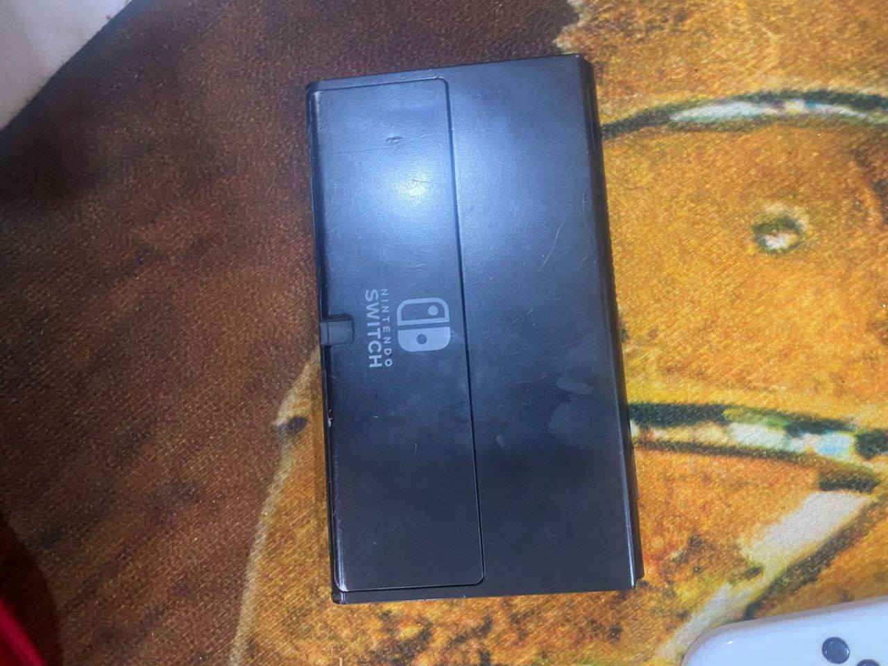 نيتندو سويتش للبيع  ويه حساب فورتنايت  السعر 250 الف مع الحساب رقم ***********
