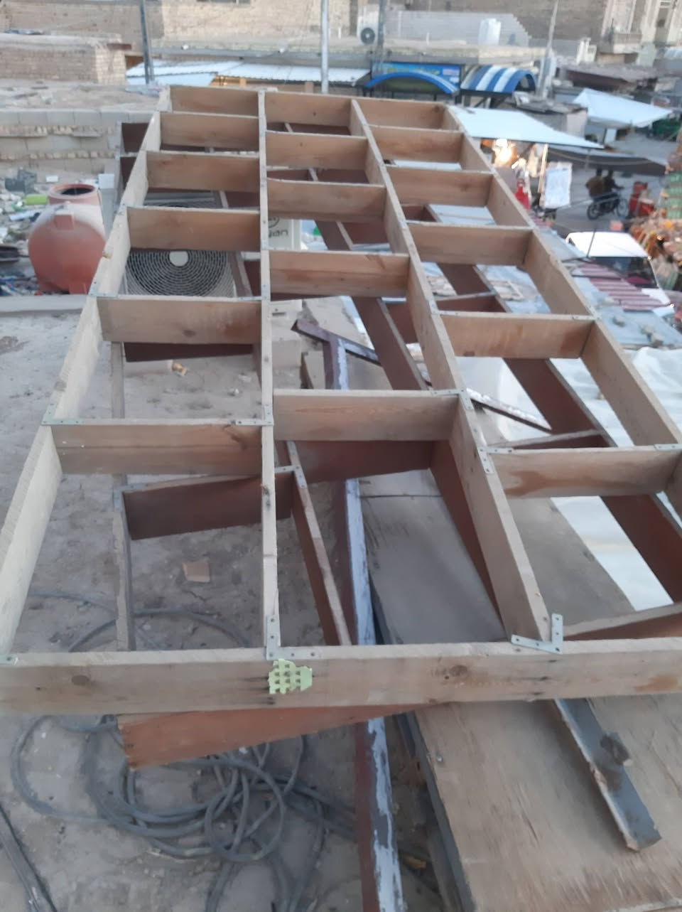 رفوف خشب تزكام العدد 3 للبيع العنوان الماجديه انا مكلف بالنشر الشراي اتصل على رقم  ***********
