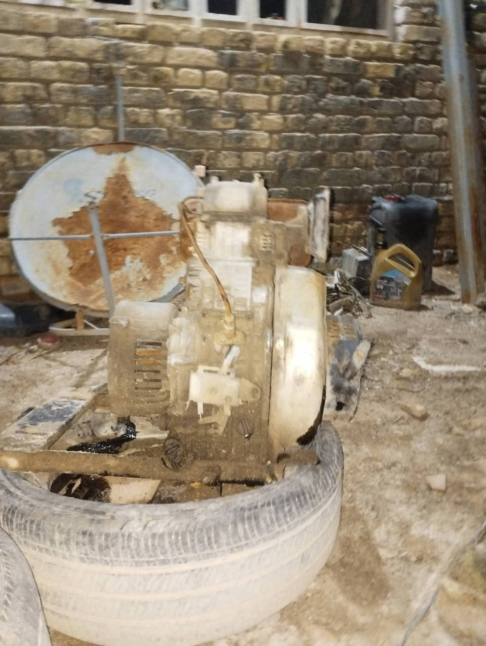 السلام عليكم  مولده كامه  للبيع شغاله كاتم تنطي 7كيفي جديده كاتم على الفحص.بيه مروحه حتى تبرد المحرك من يحمه    .... اما المحرك. هاذه بدون توليد بس الكفر  موجود   شغال على الفحص. وتنطي 7كيفي  ***********موجود واتساب
