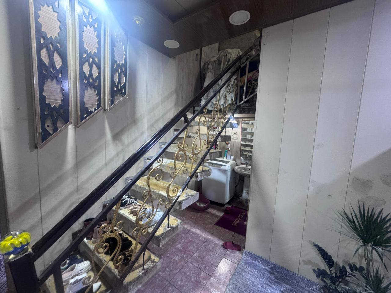 السلام عليكم بيت للبيع طابقين الطابق الثاني شقه طابو صرف مساحة 200 مكان مدينة الصدر أربعمئة دار قرب الساحه  ثاني بيت سعر 230وبي مجال ستفسار *********** من أو ***********
