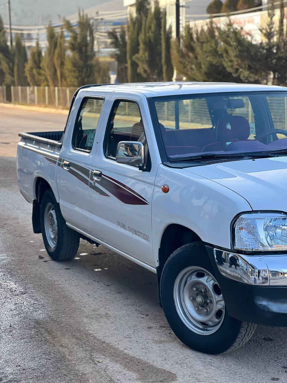 نیسان پیکئاپ 2011  یابانی
سویچ کۆنترۆڵ 

بستێک بۆیاخی هەیە 

گێڕ و مەکینە بەشەرت

مەکینەی نەکراوەتەوە

ساردوو گەرم بە شەرت 

تایەی تازەیە

چرکەی تێدانیە

***********

سەید سادق
